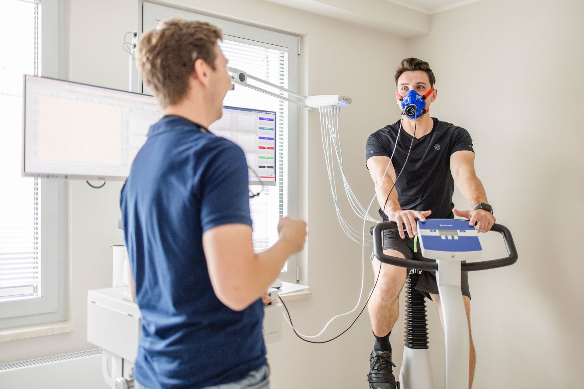 Ein Fahrrad, mit dem man die Belastbarkeit von Herz und Lunge messen kann, Spiroergometrie