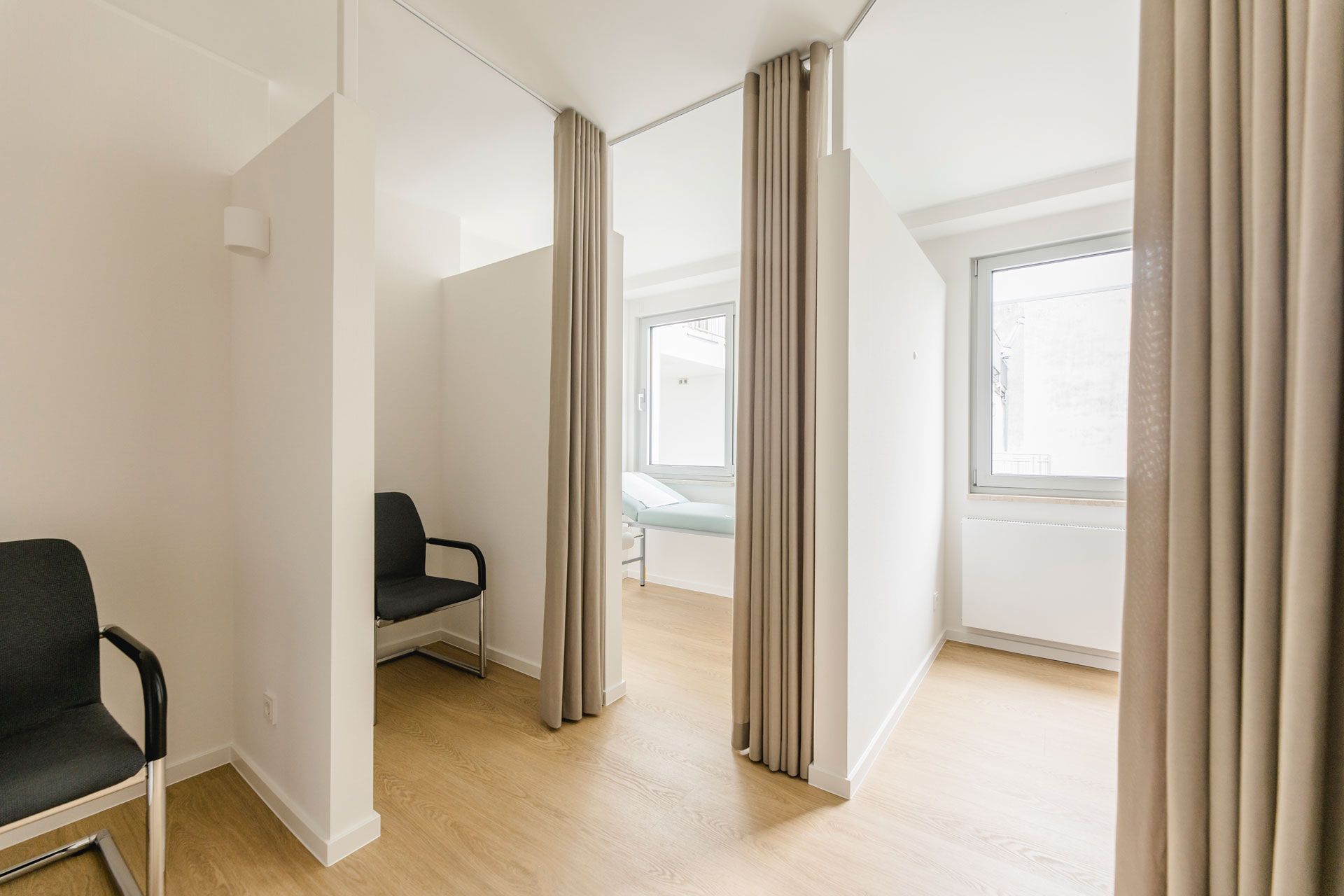 Behandlungsnieschen abgetrennt durch einen brauen Vorhang