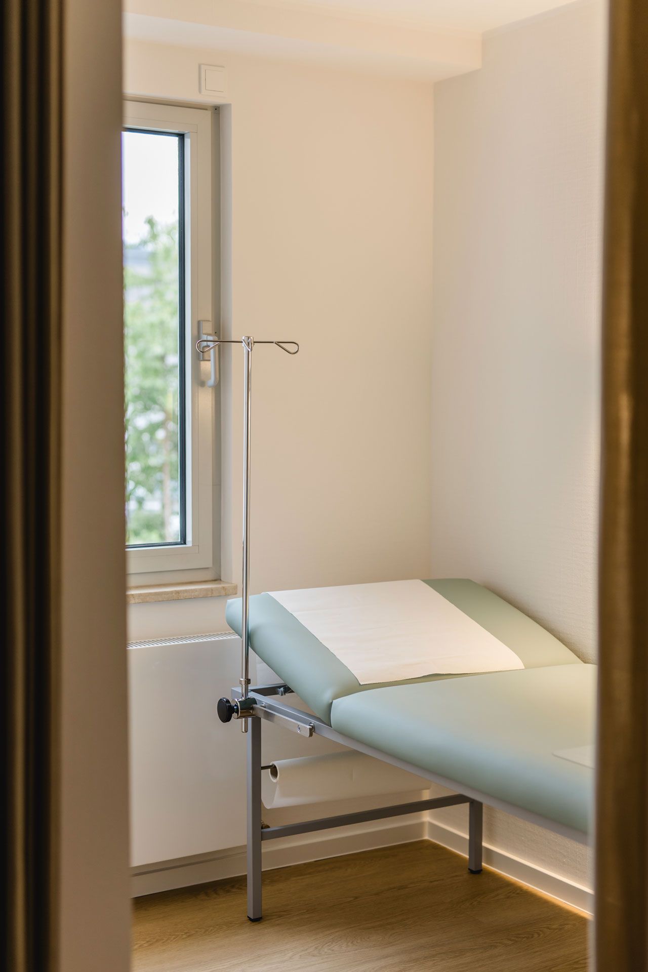 Behandlungszimmer durch einen Vorhang getrennt