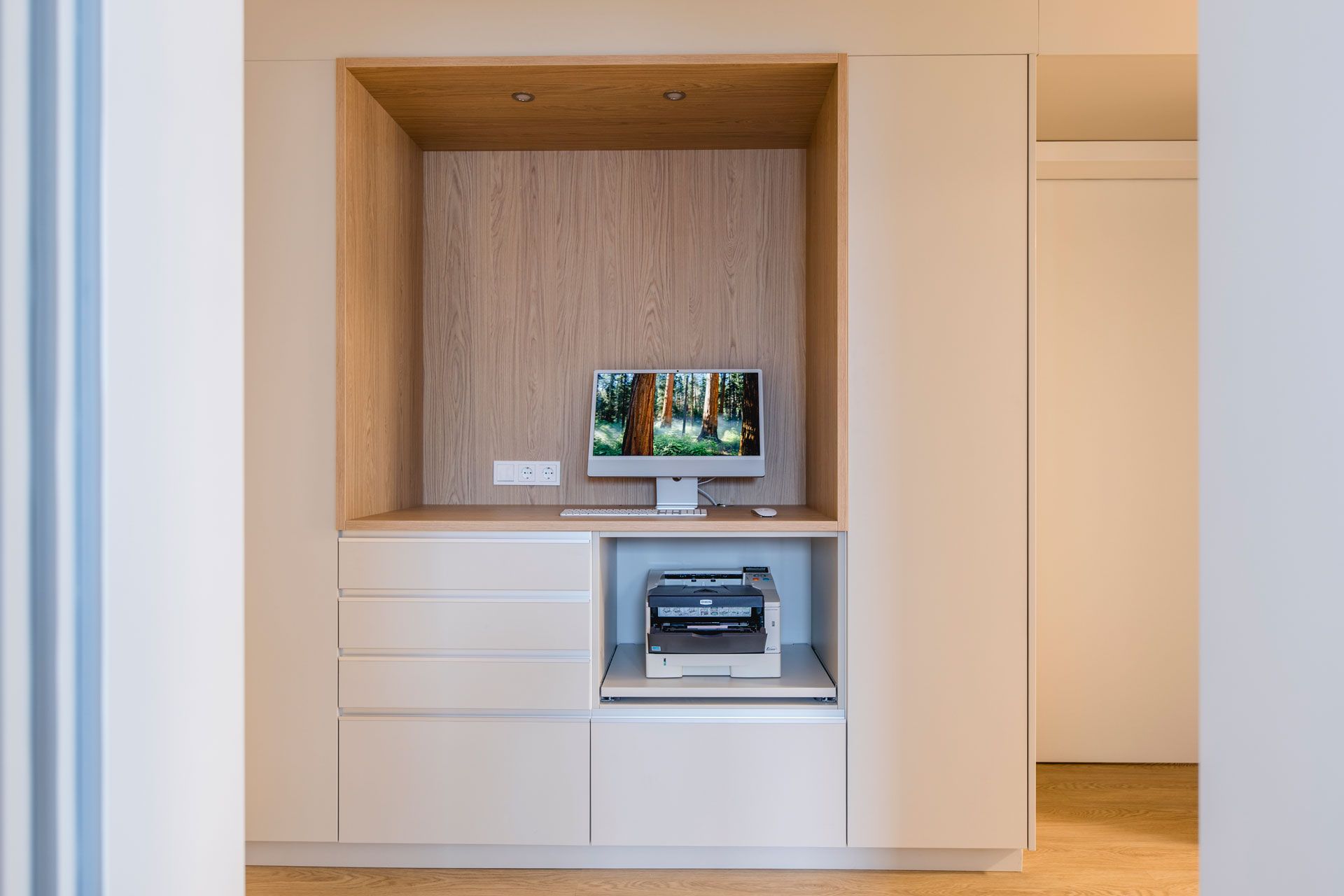 Computerstation in der Praxis im Flur