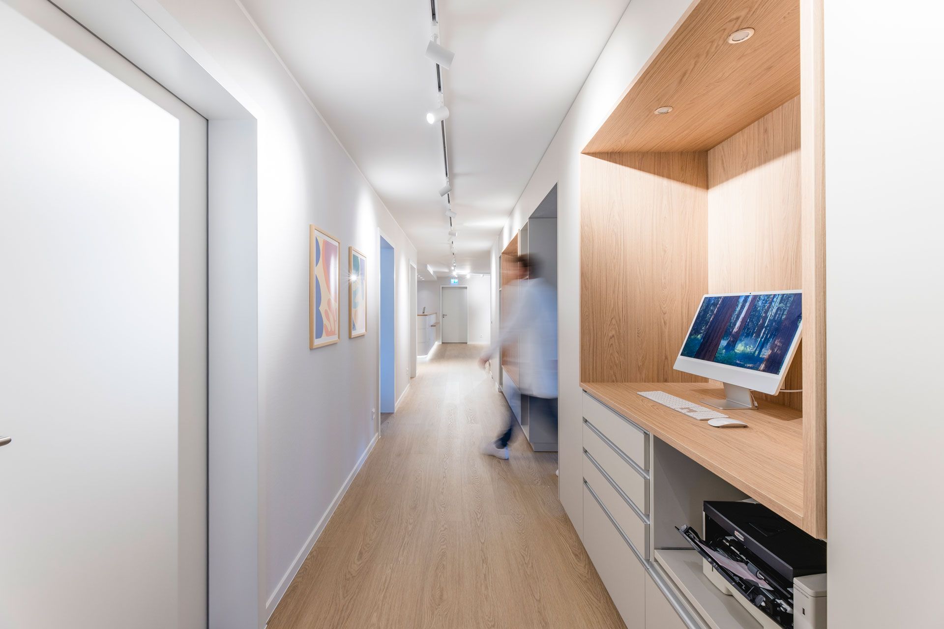 Langer Flur in der Praxis Allgemeinmedizin