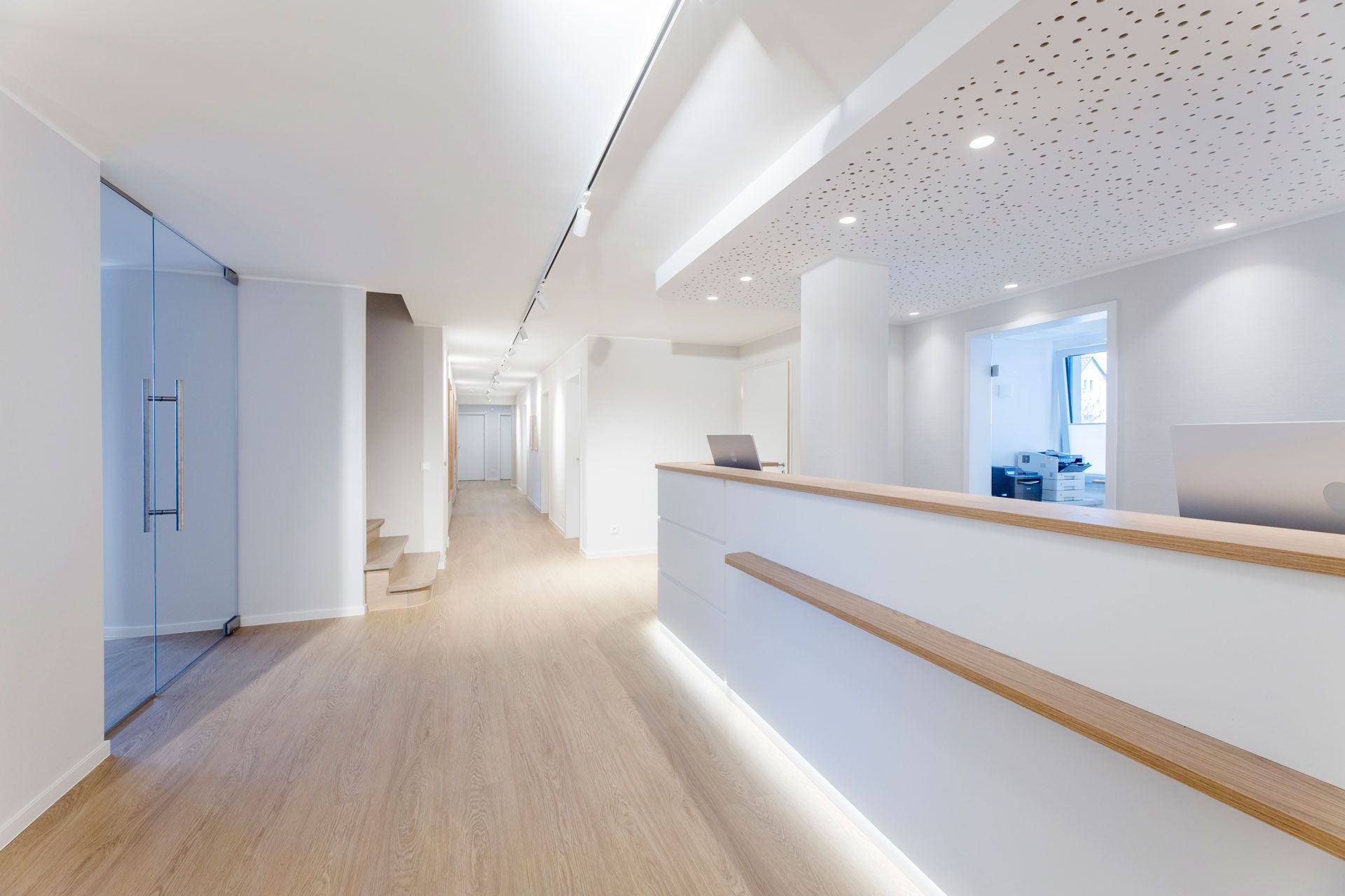 Empfangstheke in der Praxis, modernes Design, Holzboden