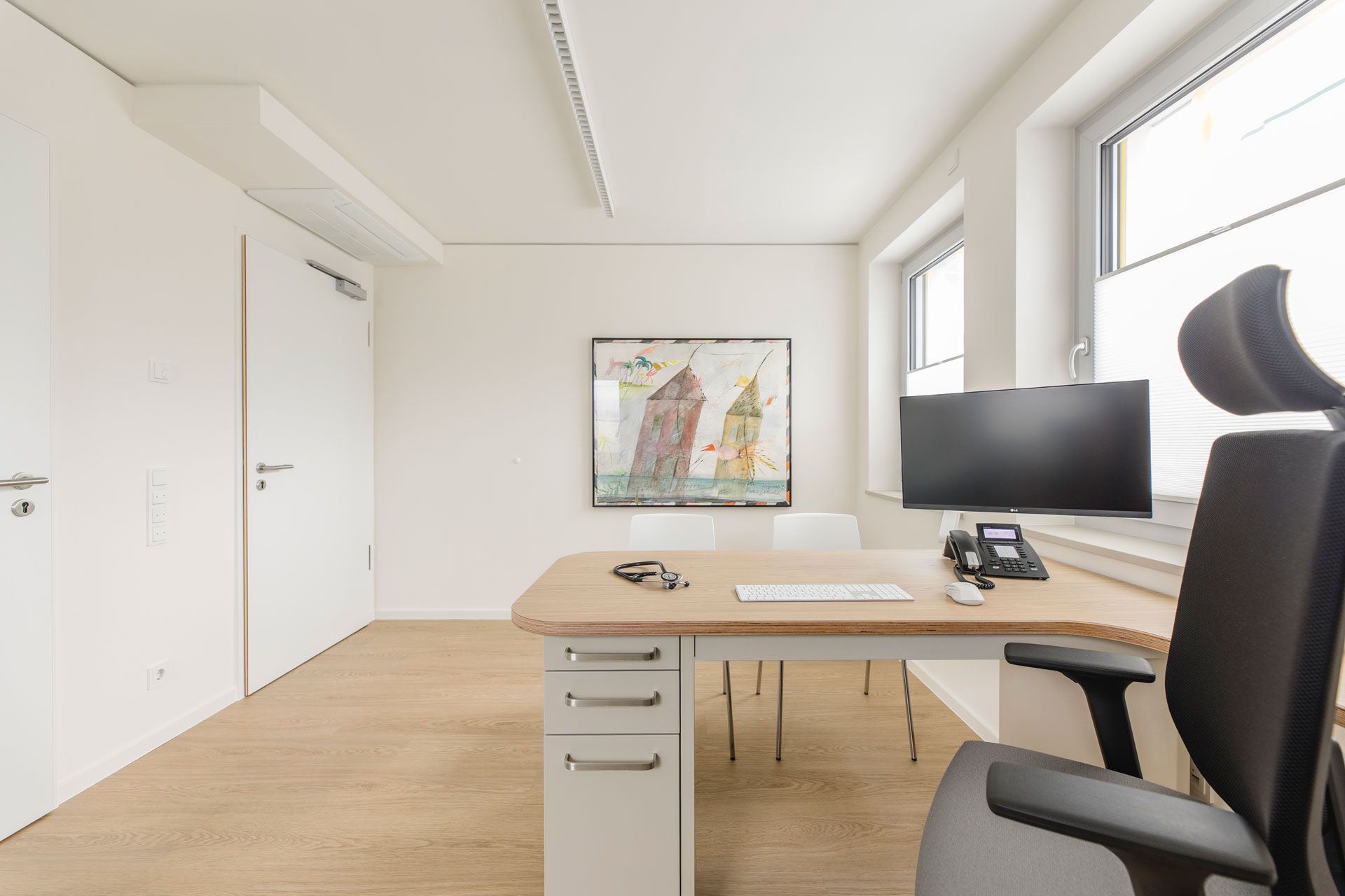 Sprechzimmer: Schreibtisch, Computer, Stuhl