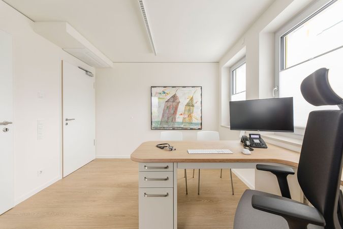 Sprechzimmer: Schreibtisch, Computer, Stuhl