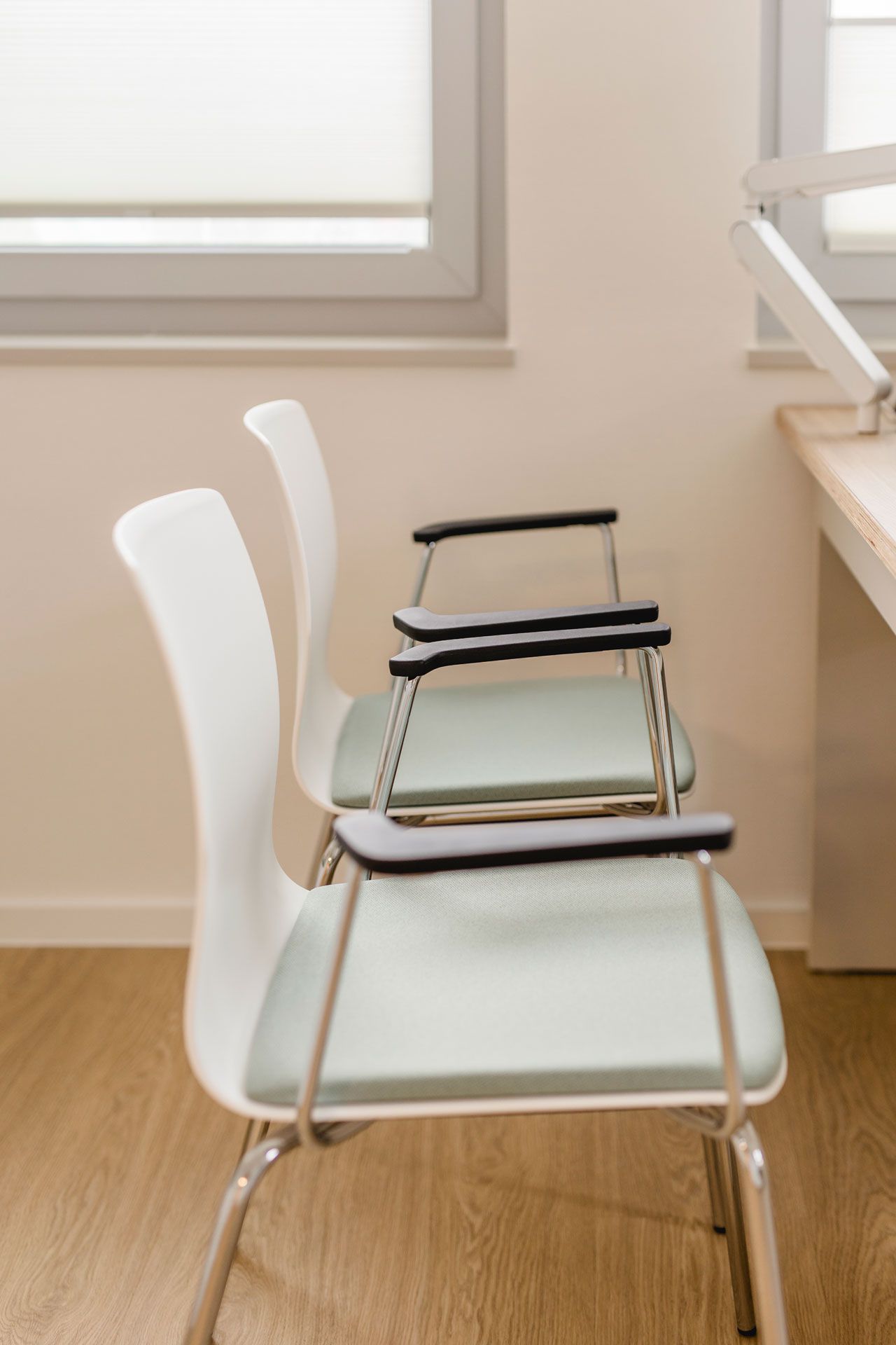 Sprechzimmer mit einen Schreibtisch und zwei Stühlen