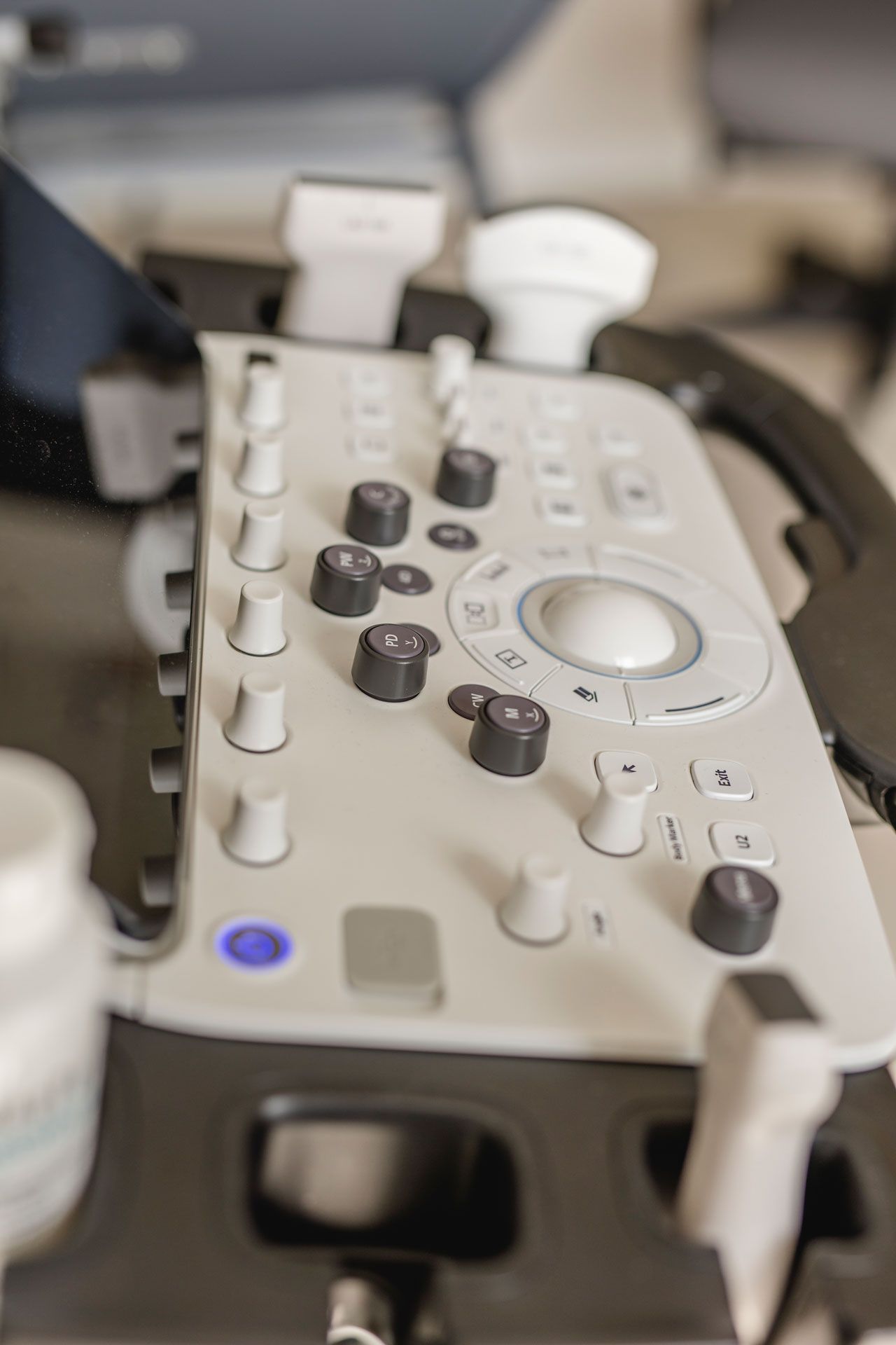 Ultraschallgerät mit vielen Knöpfen fürs Einstellen