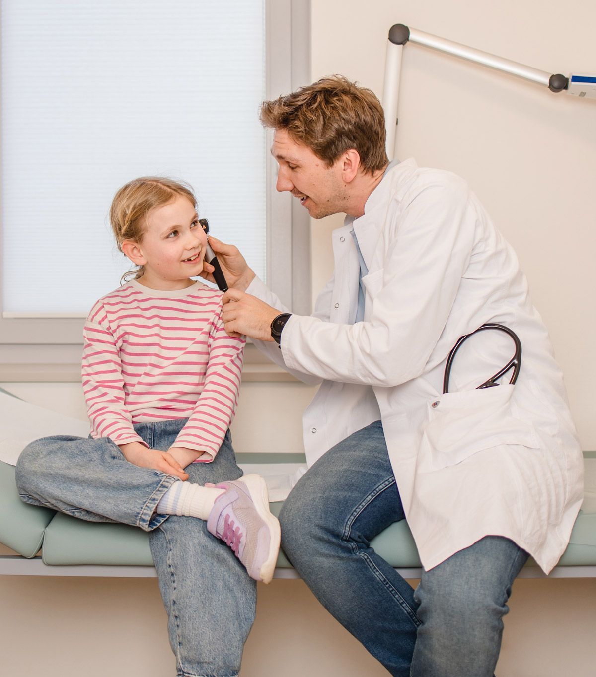 Dr. Kramer untersucht ein Kind