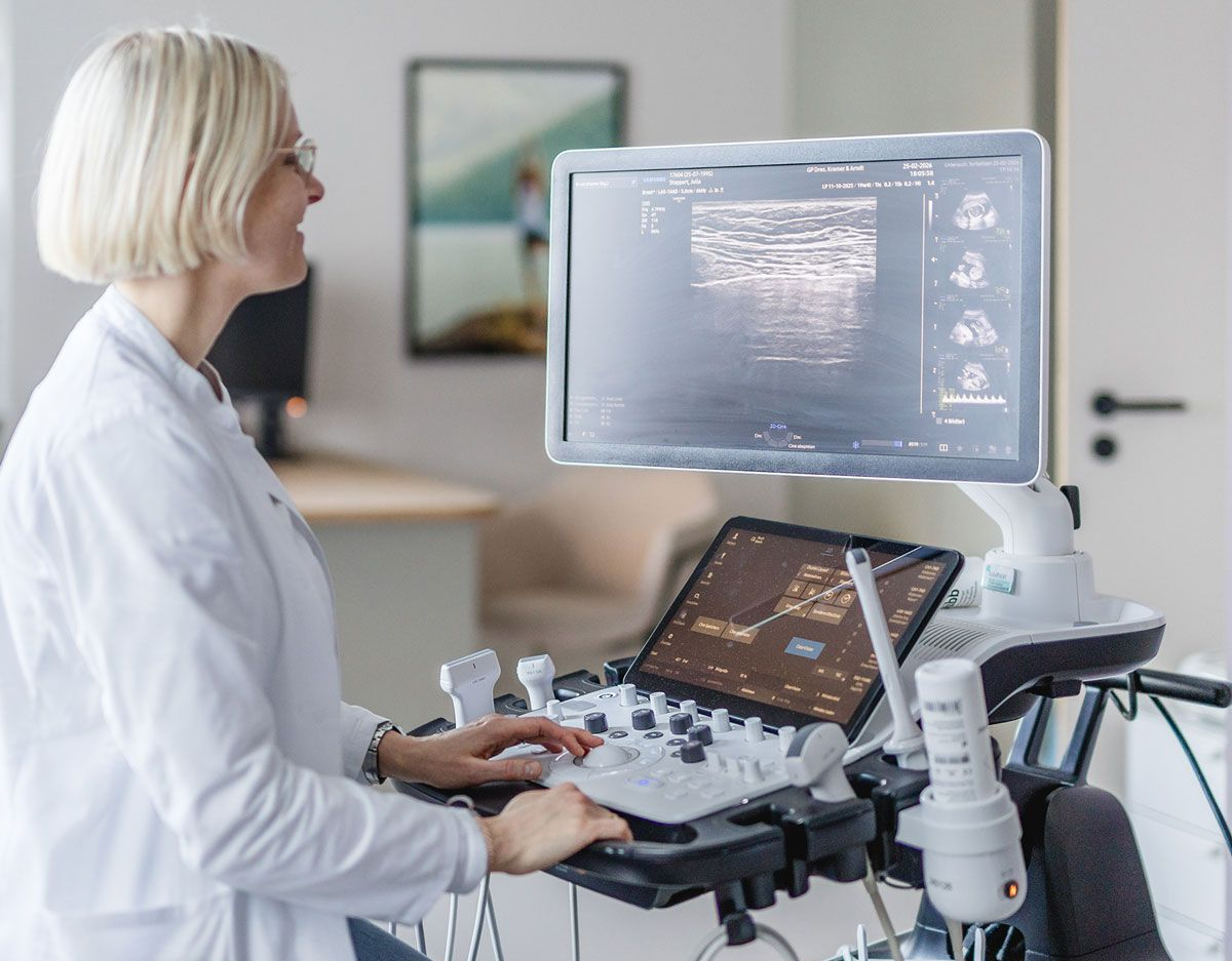 Praxis Kramer+Arndt, Mamma-Sonographie, Ärztin schaut am Monitor die Ergebnisse der Untersuchung an