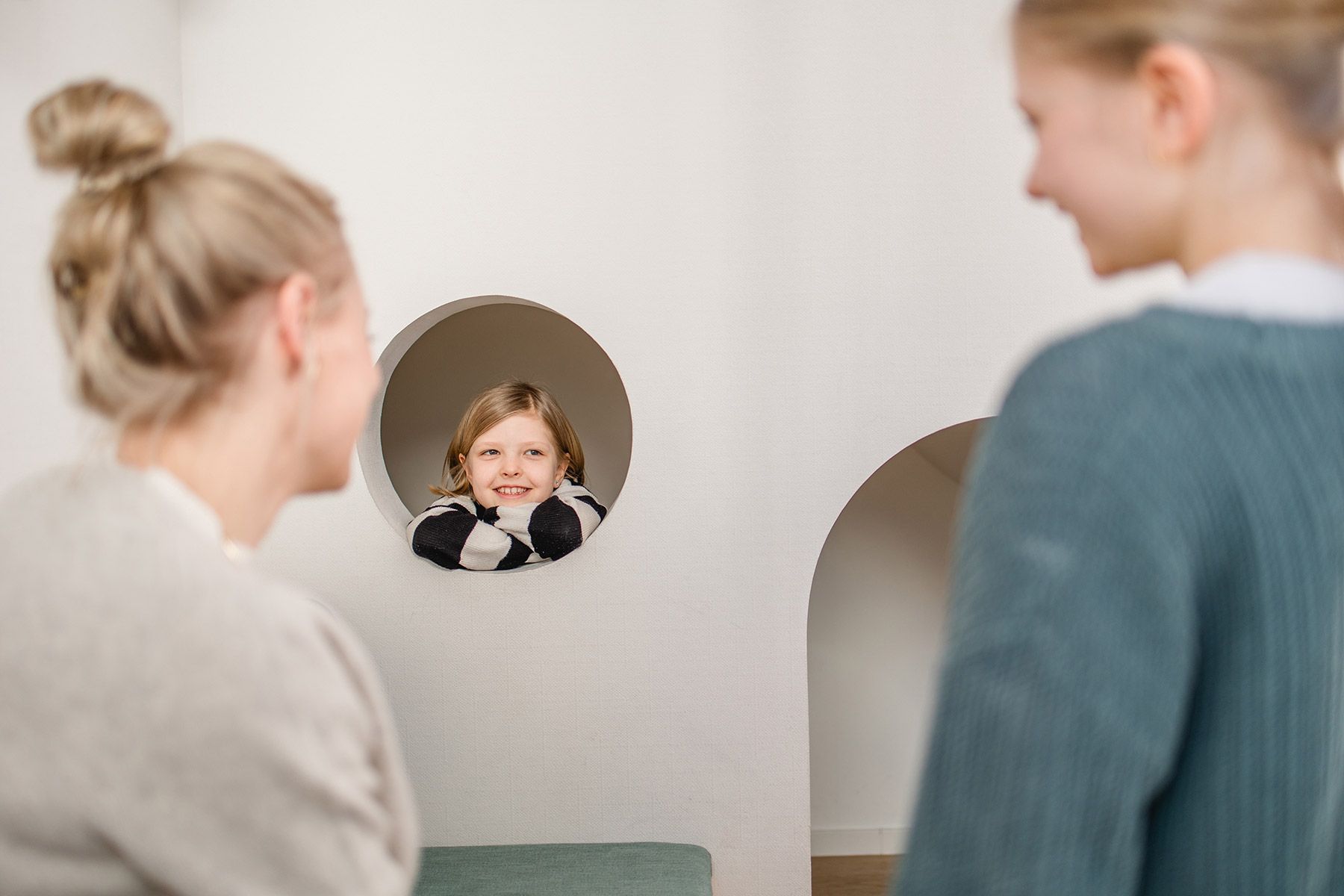 Praxis Kramer + Arndt Wartezimmer mit zwei Kindern und einer Mutter