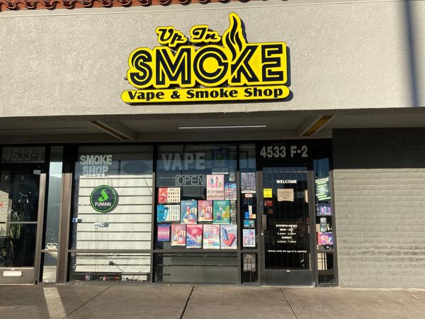 The front of a vape and smoke shop.