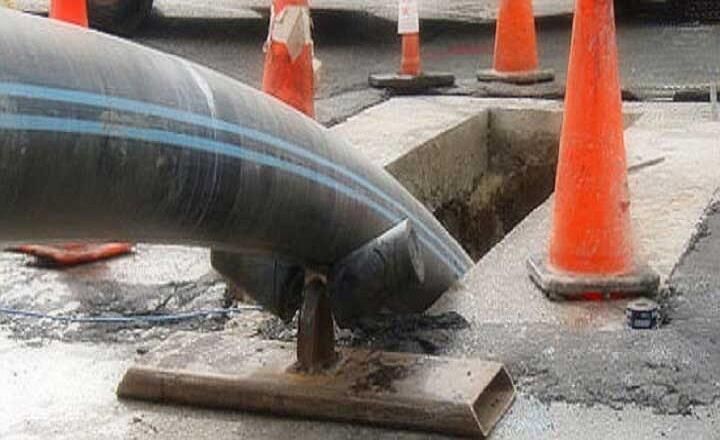 Un tubo grande sale de un agujero en el suelo.