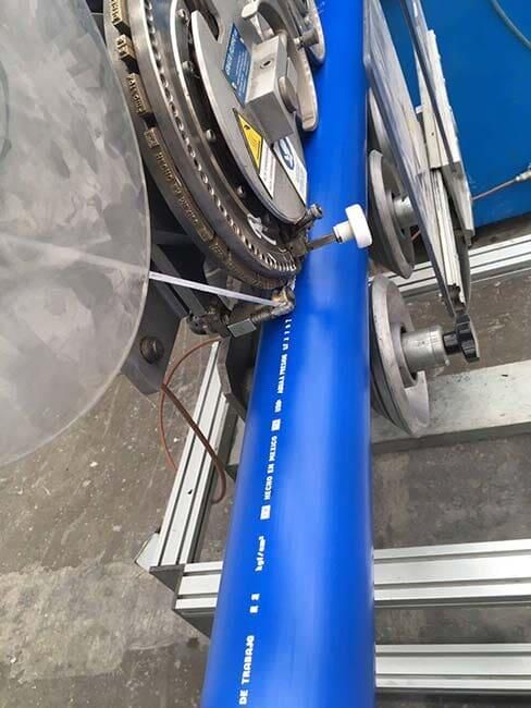 Una máquina está cortando un tubo azul