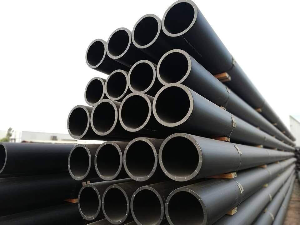 Un montón de tubos negros apilados uno encima del otro.