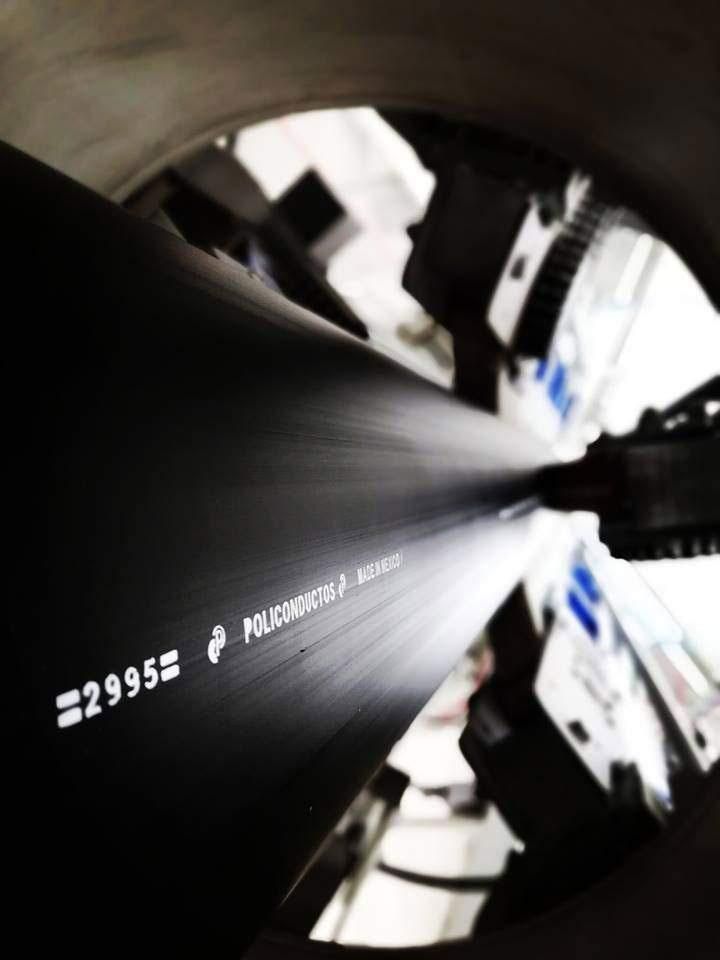 Un primer plano de una tubería negra con el número 29995.