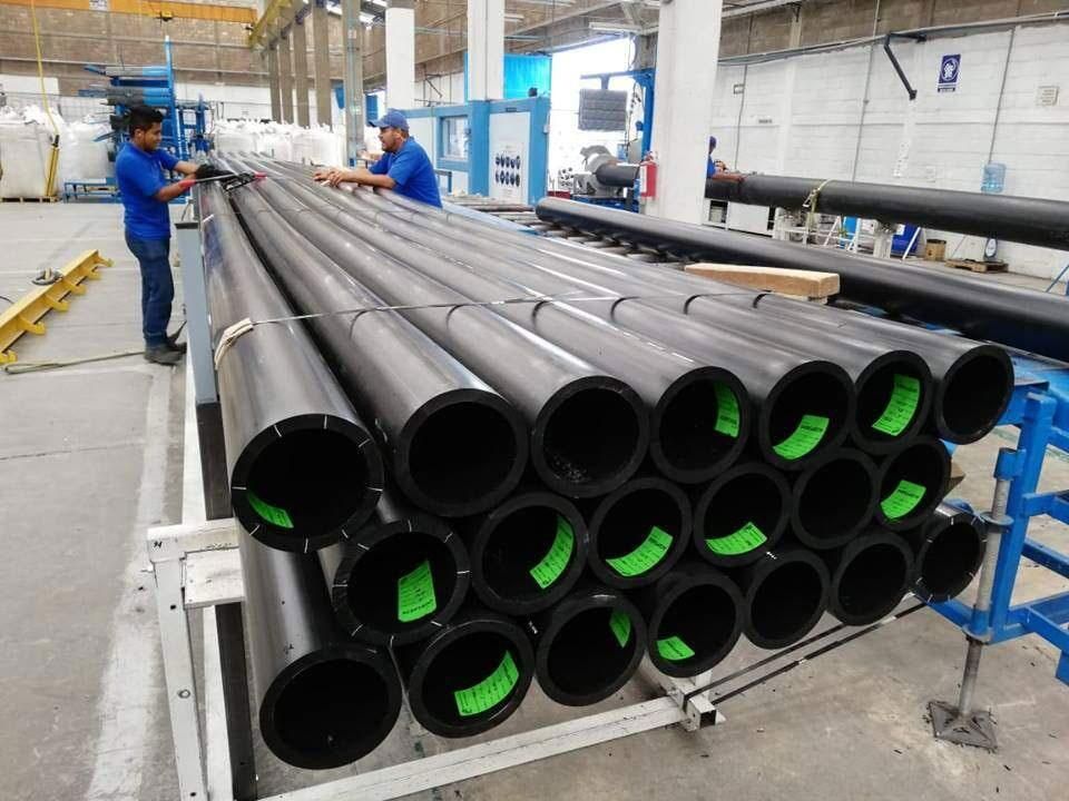 Un montón de tubos negros están apilados uno encima del otro.