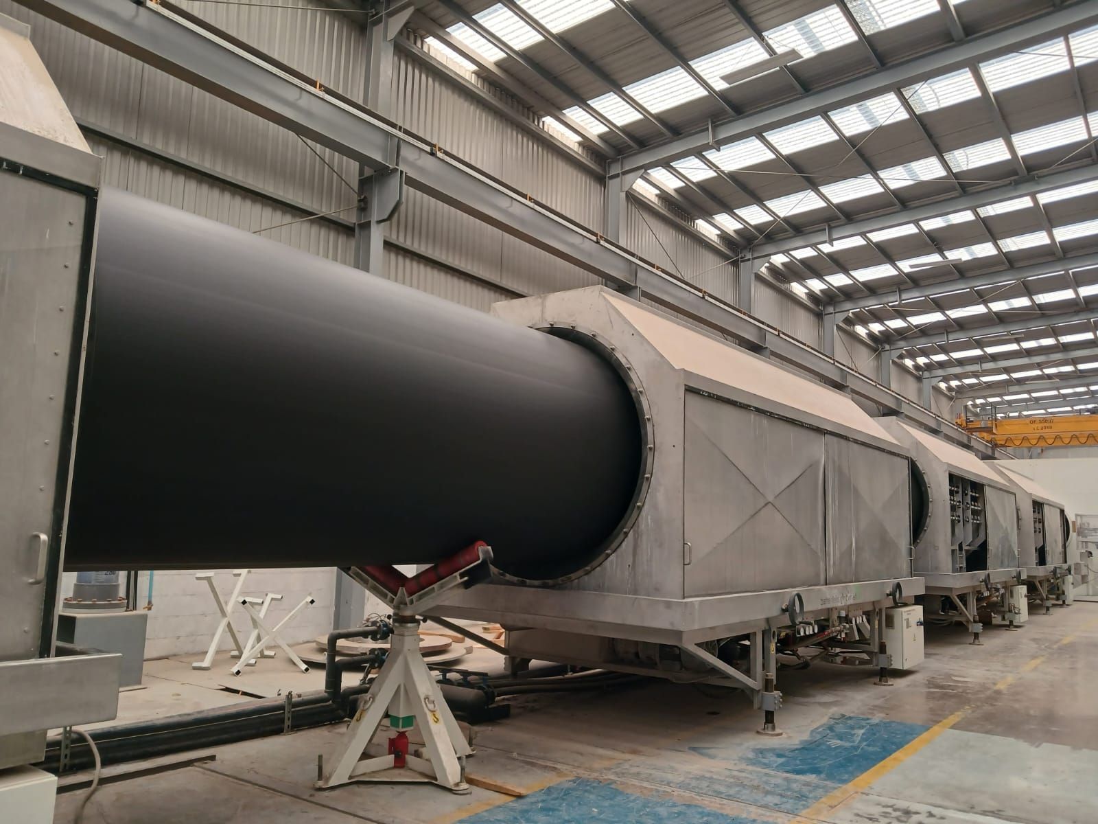 Una gran tubería negra se encuentra dentro de un edificio.