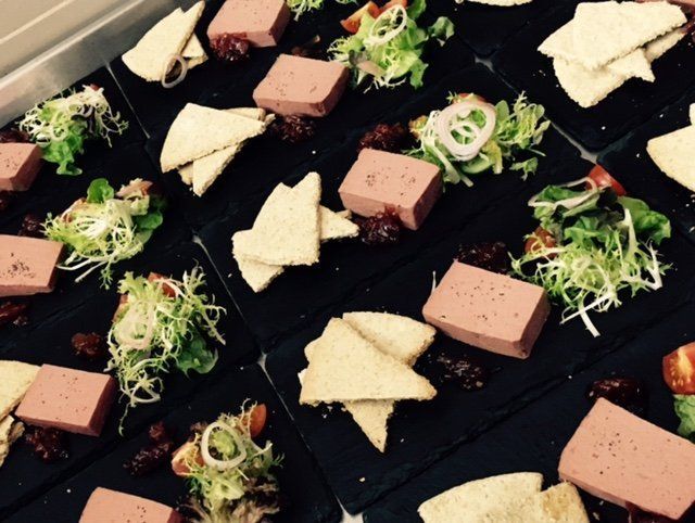 A tray of food with meat and crackers on it