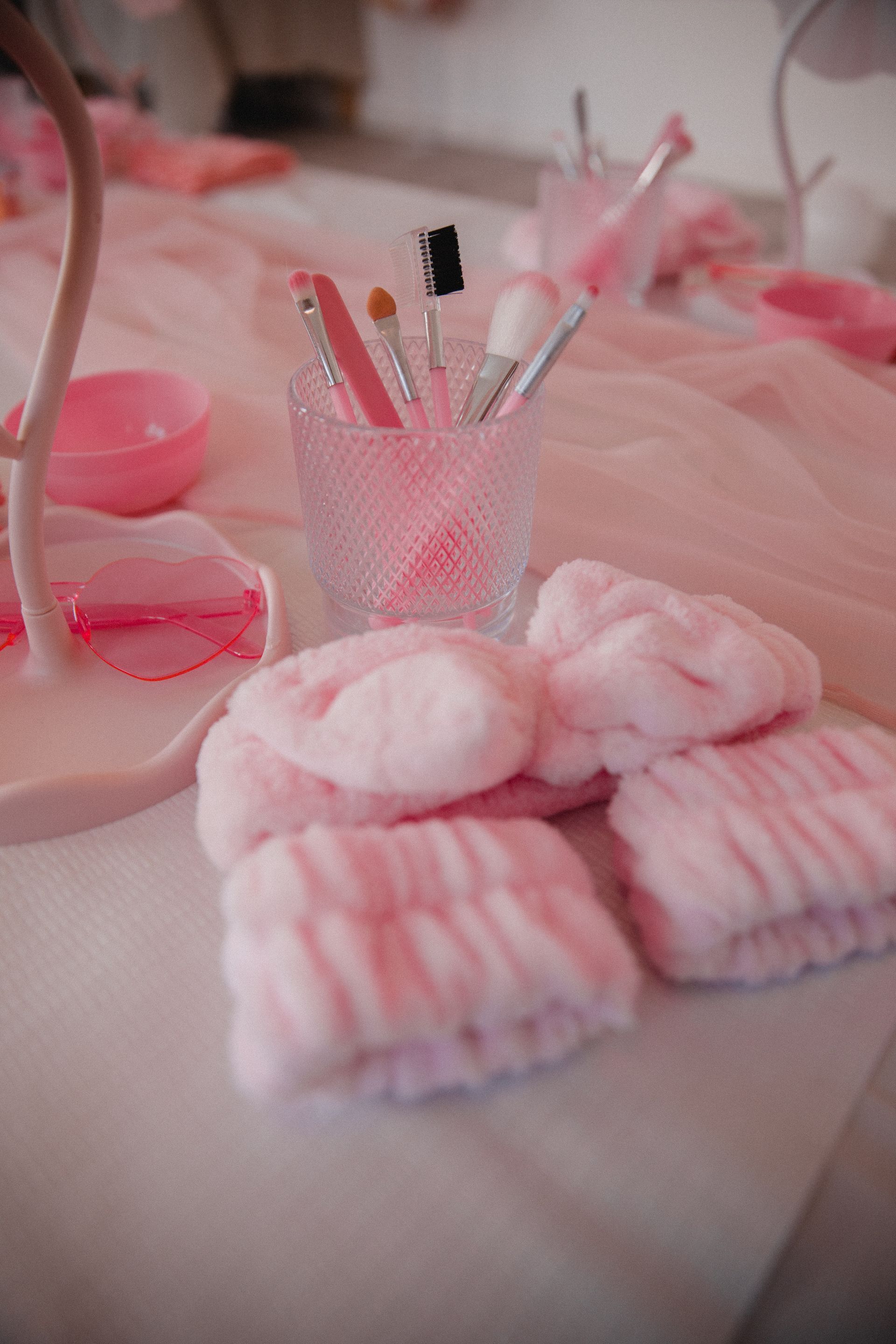 Ein Tisch mit rosa Handtüchern und Bürsten.