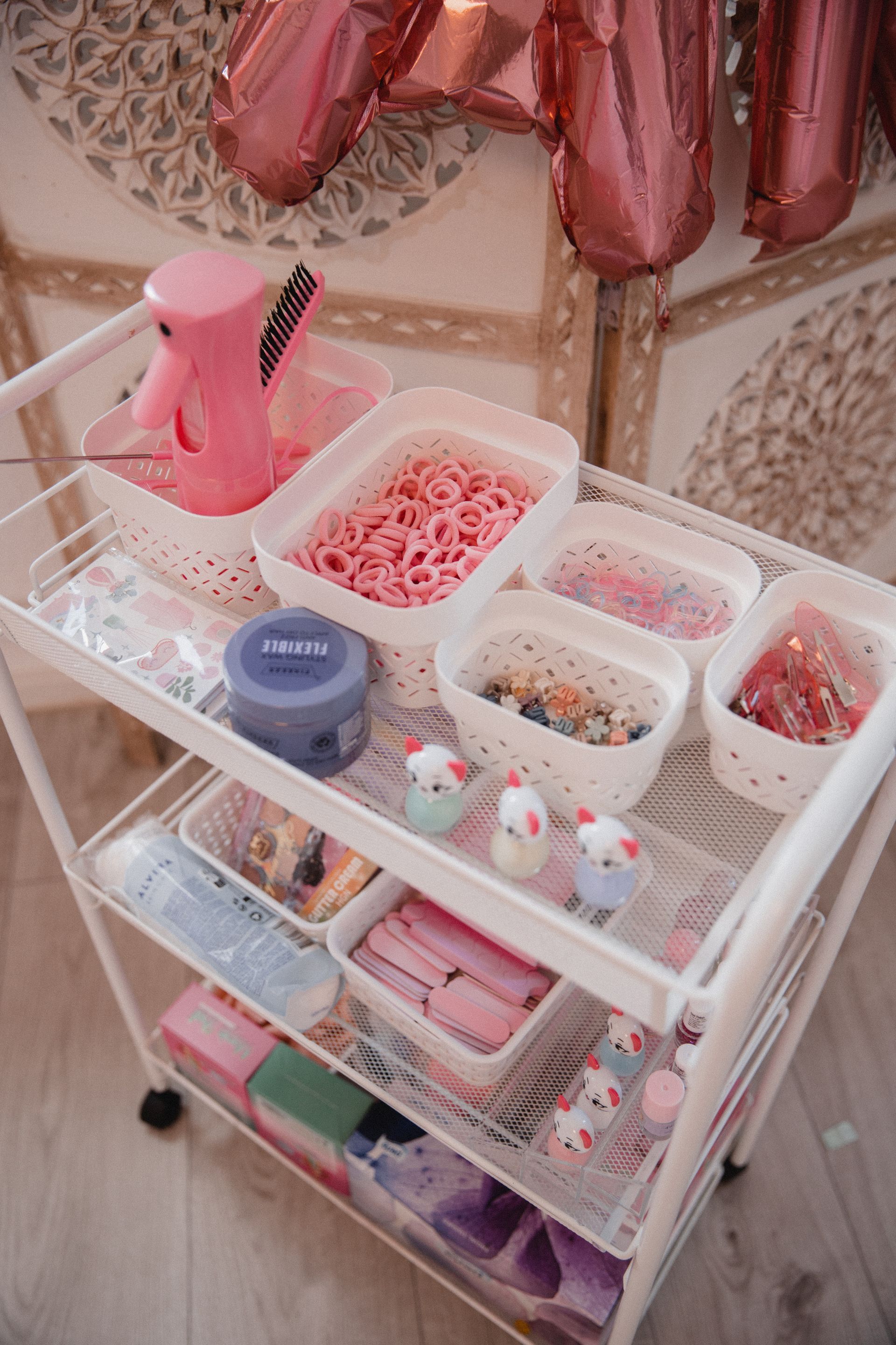 Ein Einkaufswagen voller rosa und weißer Artikel.