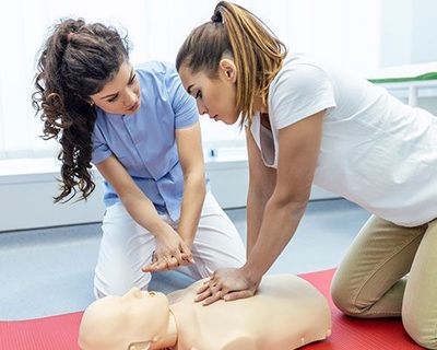 Cursos periódicos de primeros auxilios con capacitador registrado ante la STPS