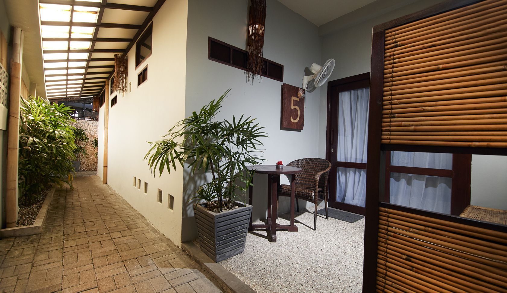 A room with a table and chairs and the number 5 on the wall
