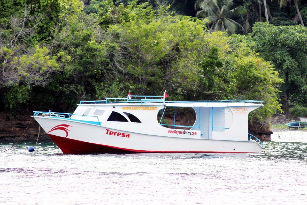 A white and red boat with the word inverso on it