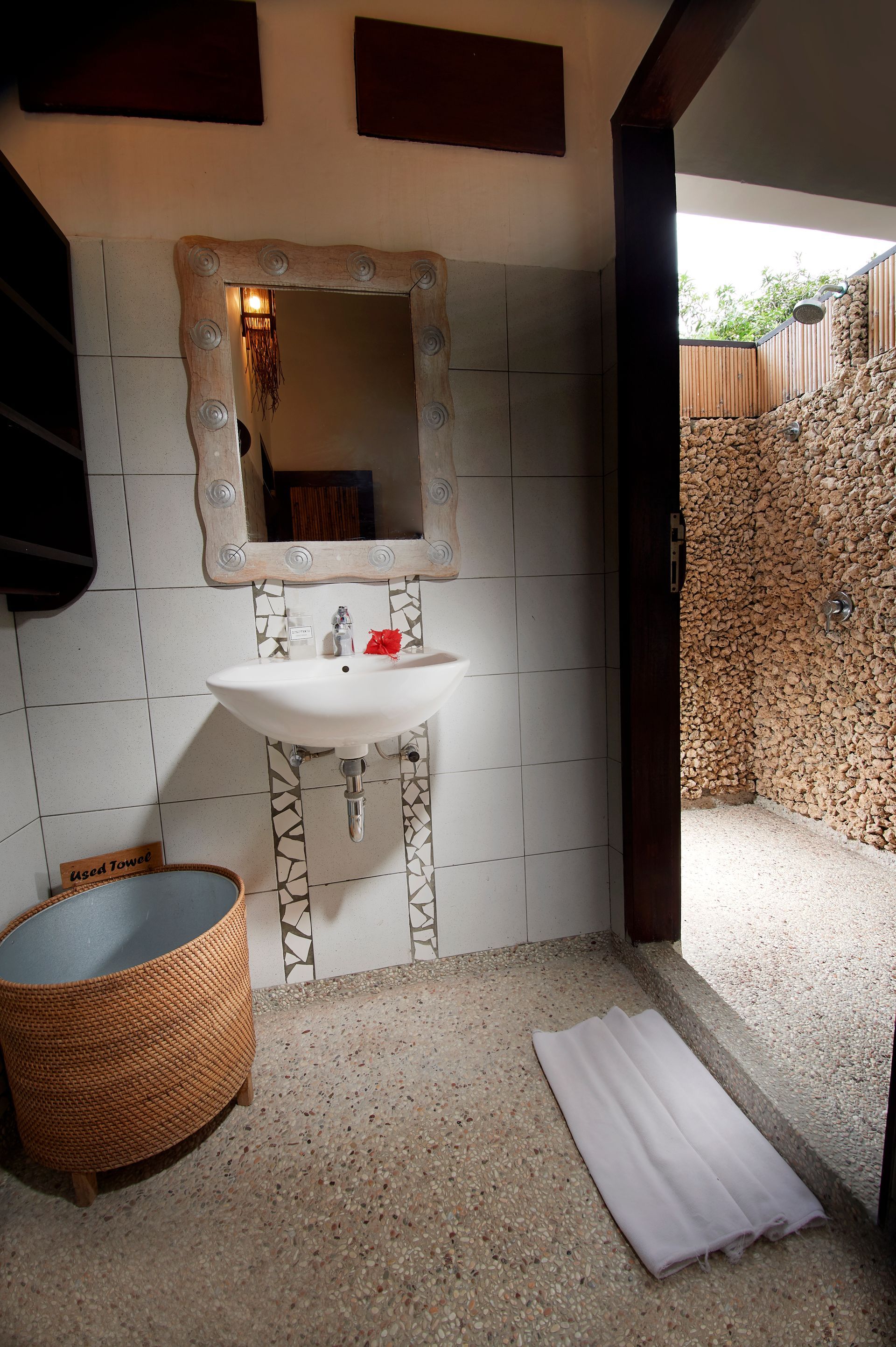 A bathroom with a sink and a mirror