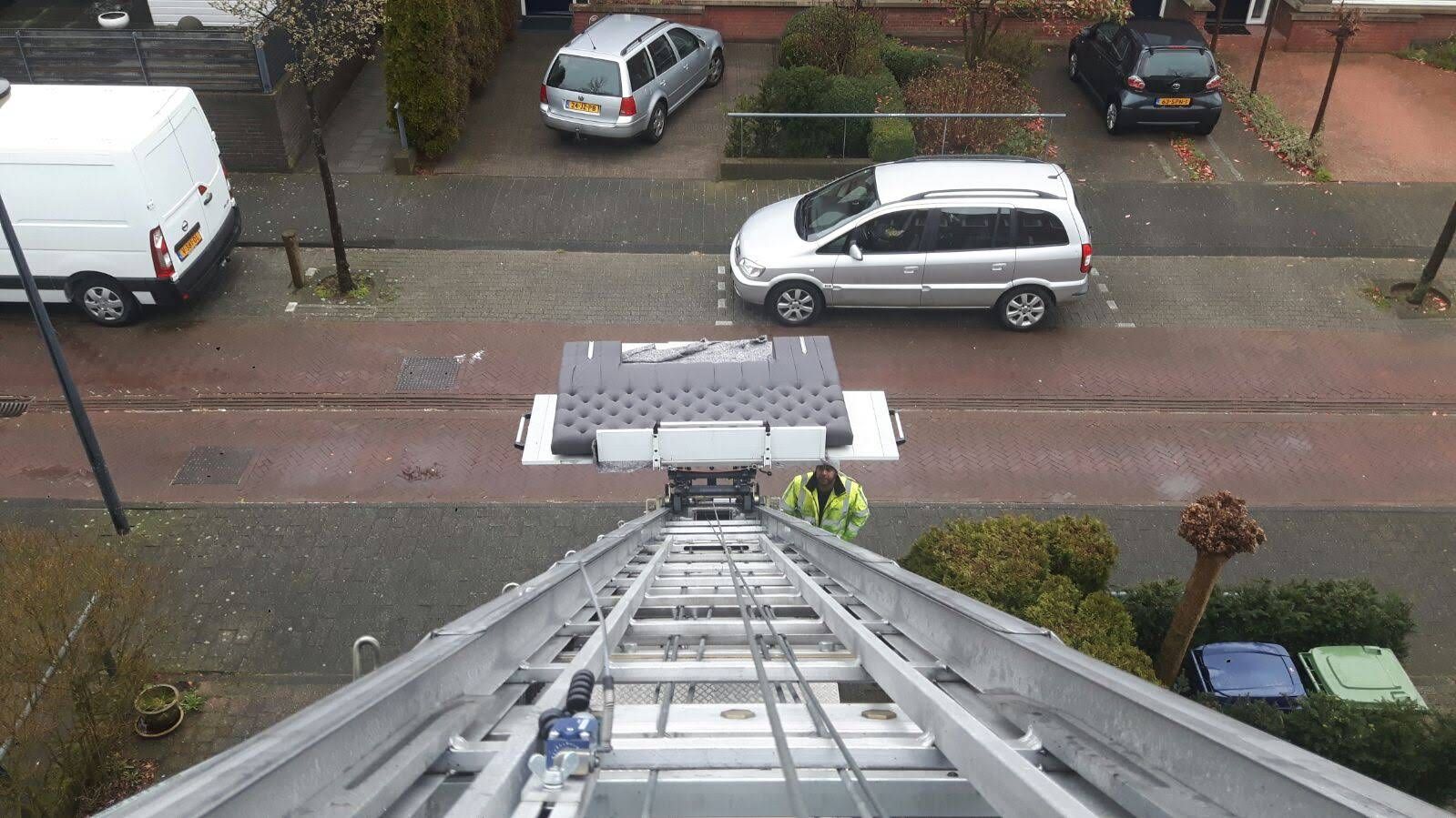 Aquarium met lift verhuizen.