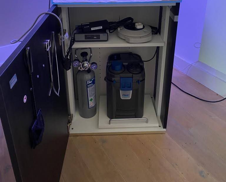 Aquariumapparatuur opnieuw aansluiten/ instellen