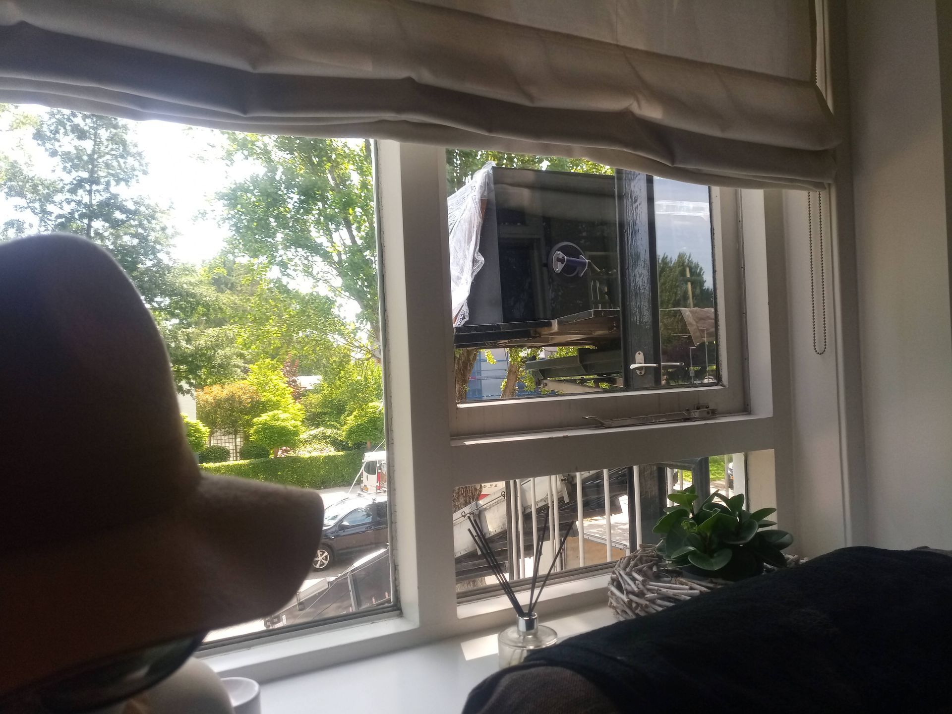 Aquarium verhuizen door raam op hoogte