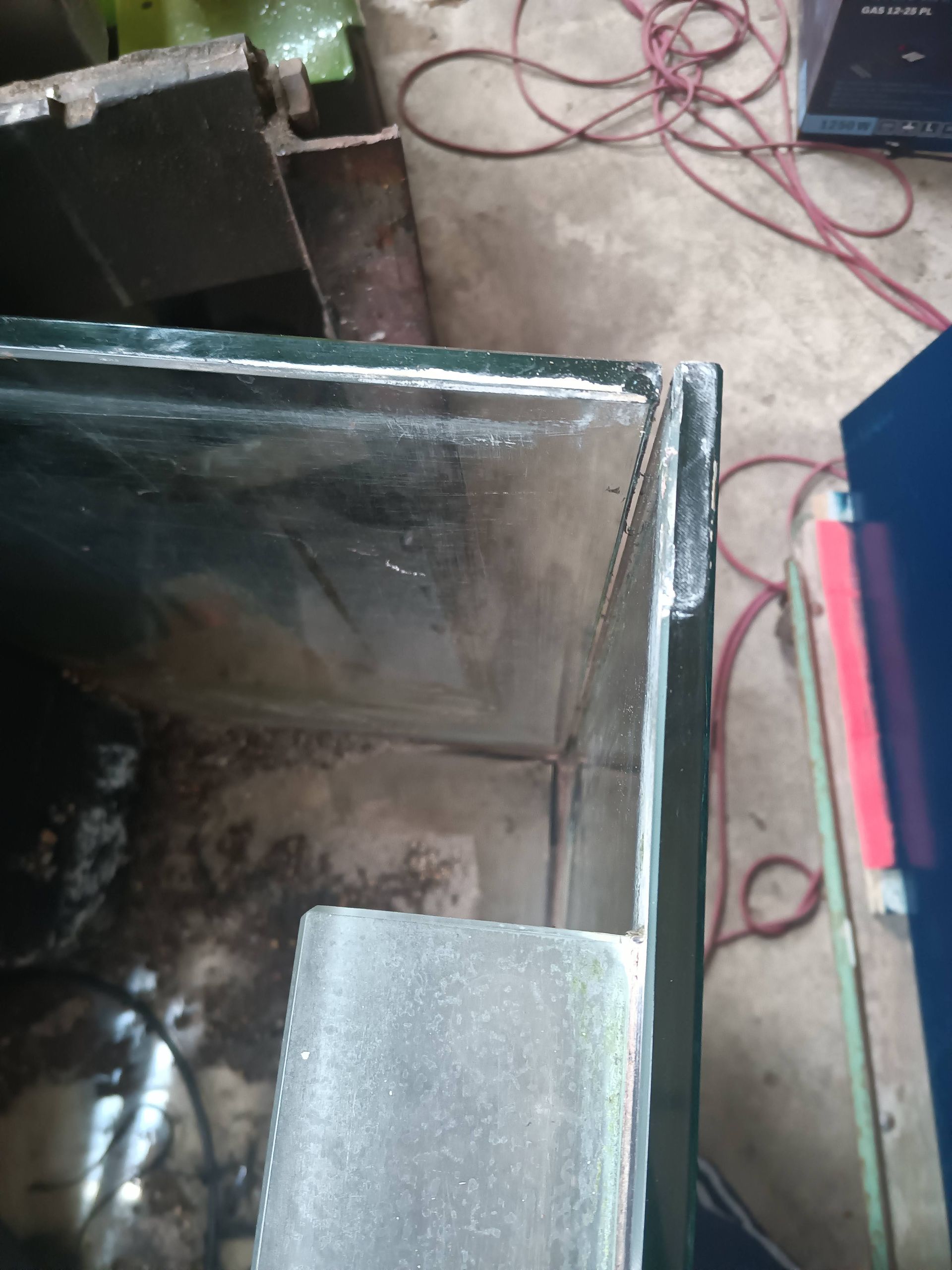 Reparatie van aquarium kitnaad