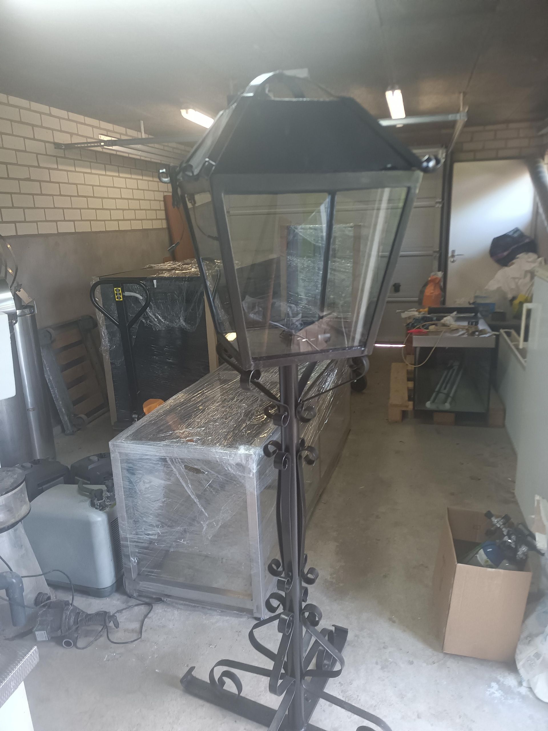 Zwarte smeedijzeren buitenlantaarnpaal als aquarium laten restaureren