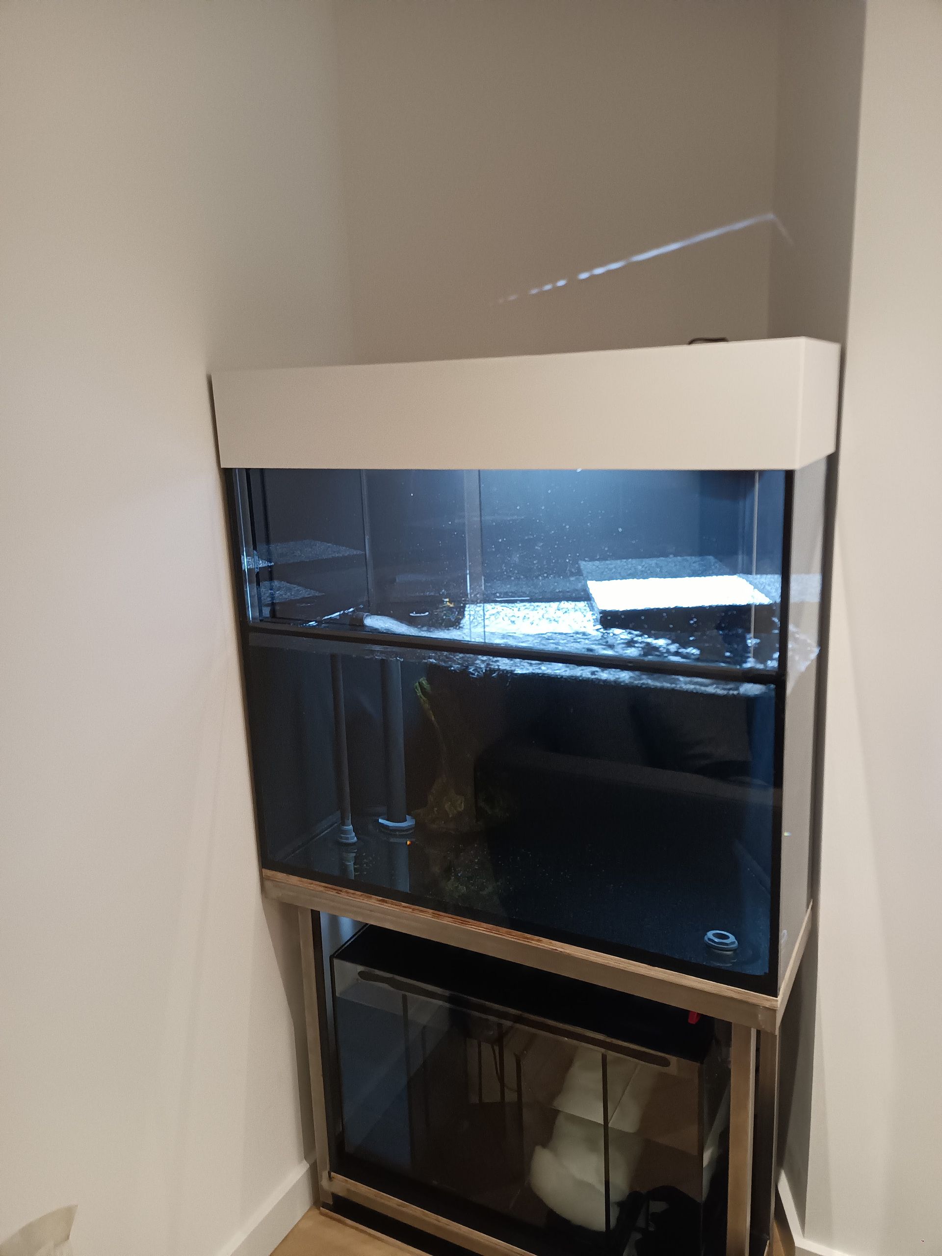 Aquarium op maat tussen muren laten maken