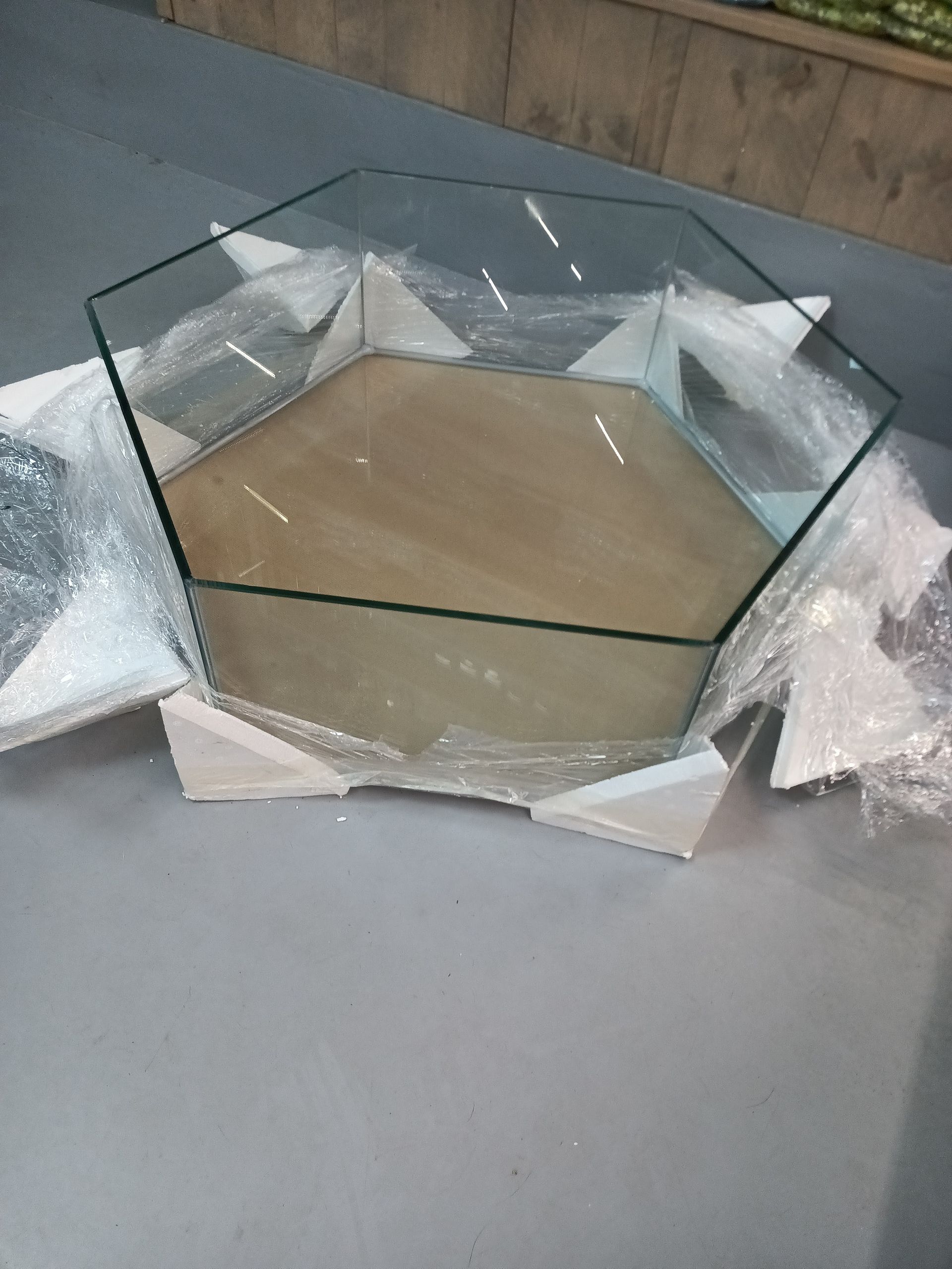 Zeshoekig glazen aquarium laten maken