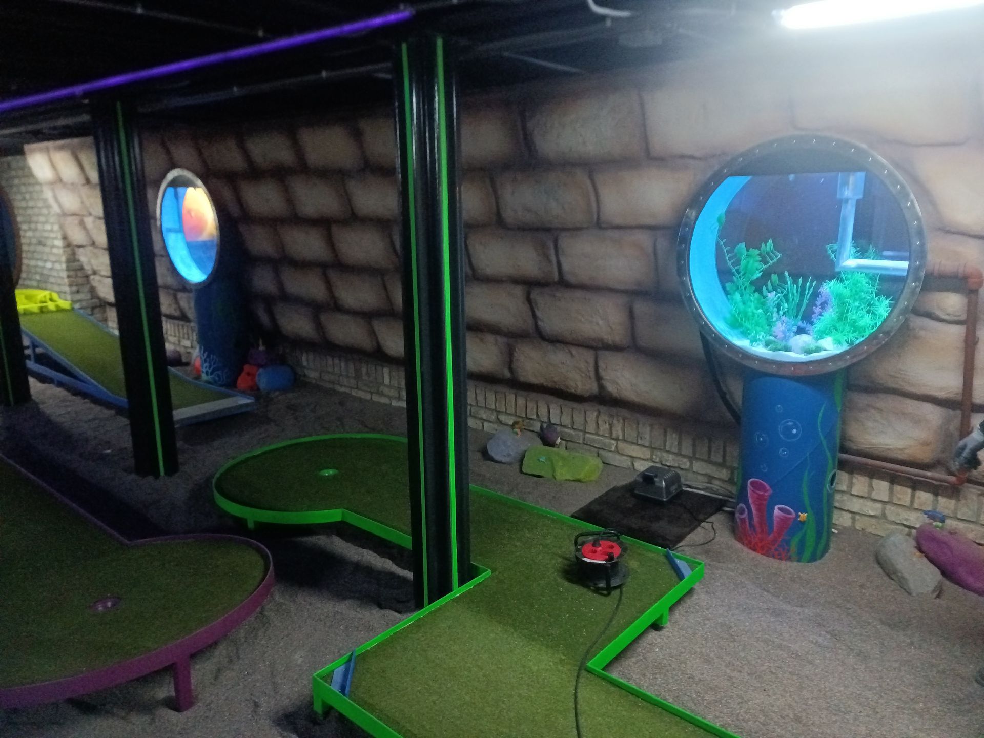 Minigolfbaan met Aquarium installatie