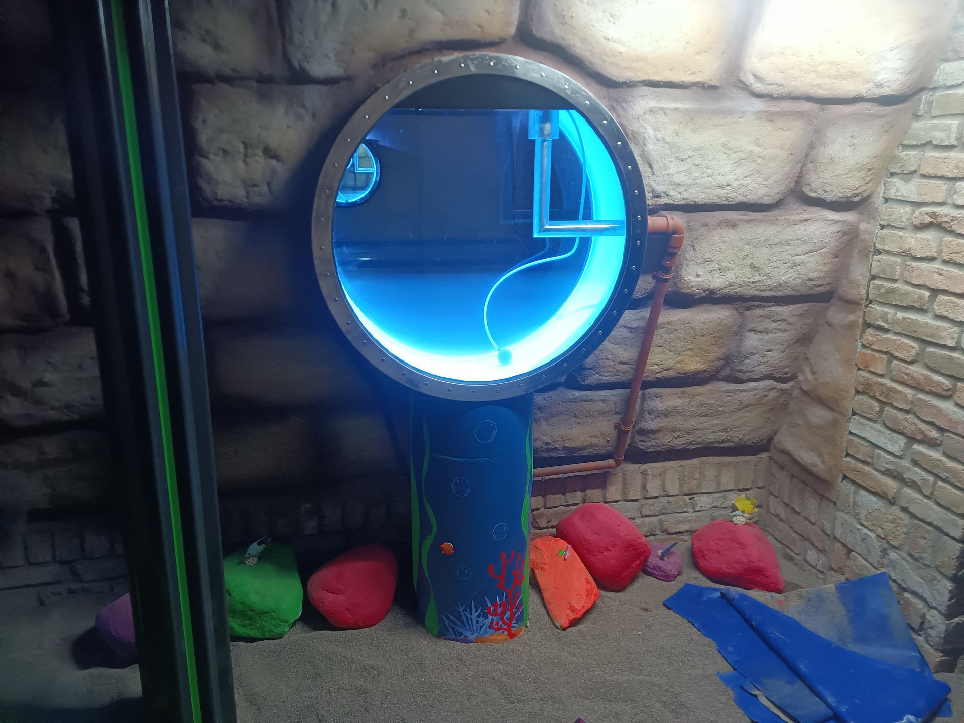 Ronde aquarium met blauw licht, decoratieve zuil