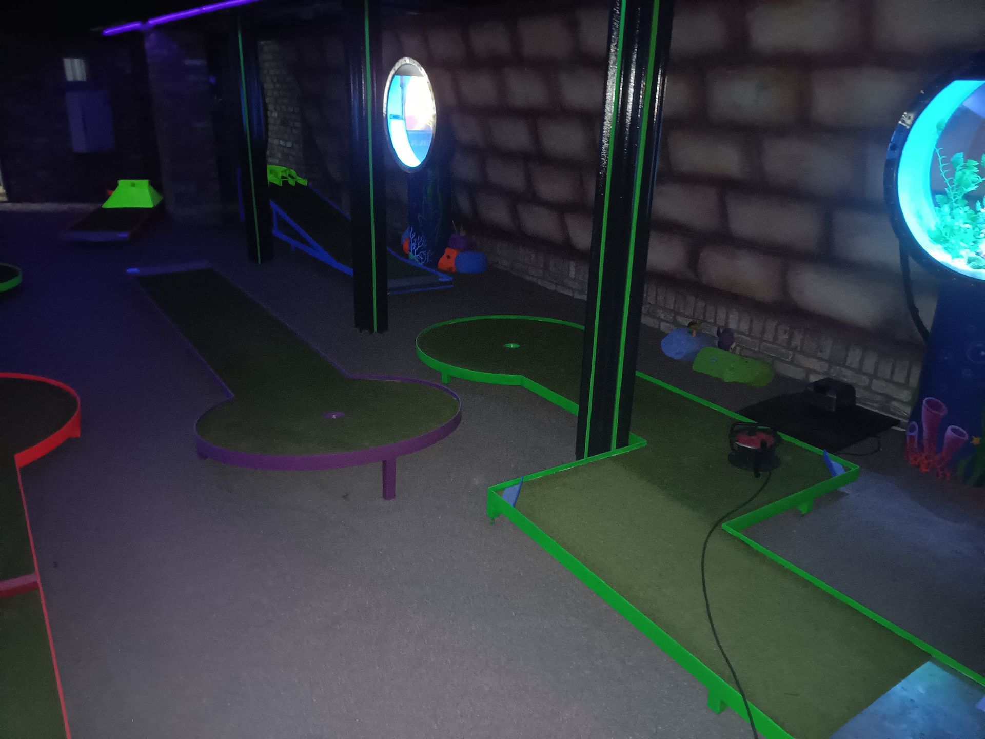 Aquarium onderhoud bij minigolfbaan 