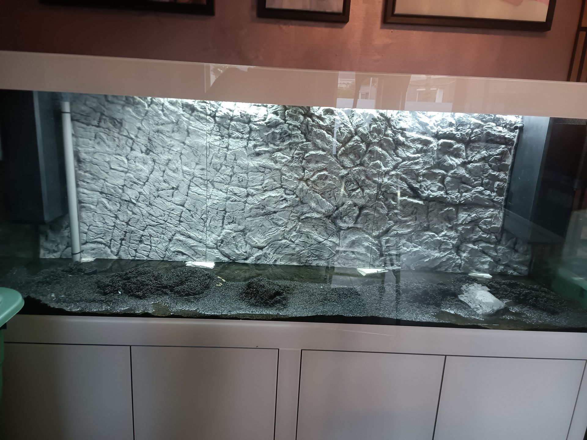 Monteren van aquarium achterwand op locatie