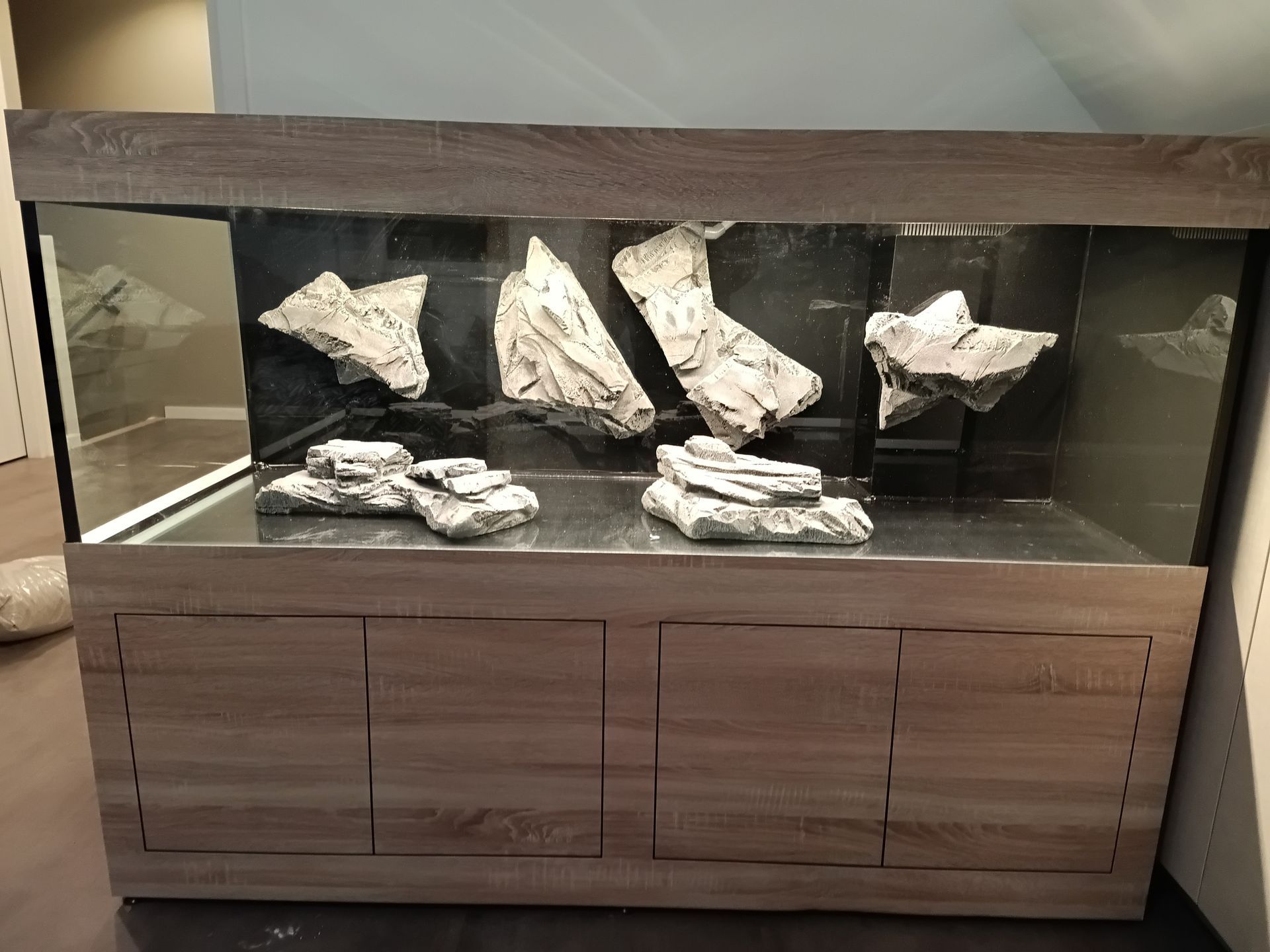 Aquariumachterwand laten monteren