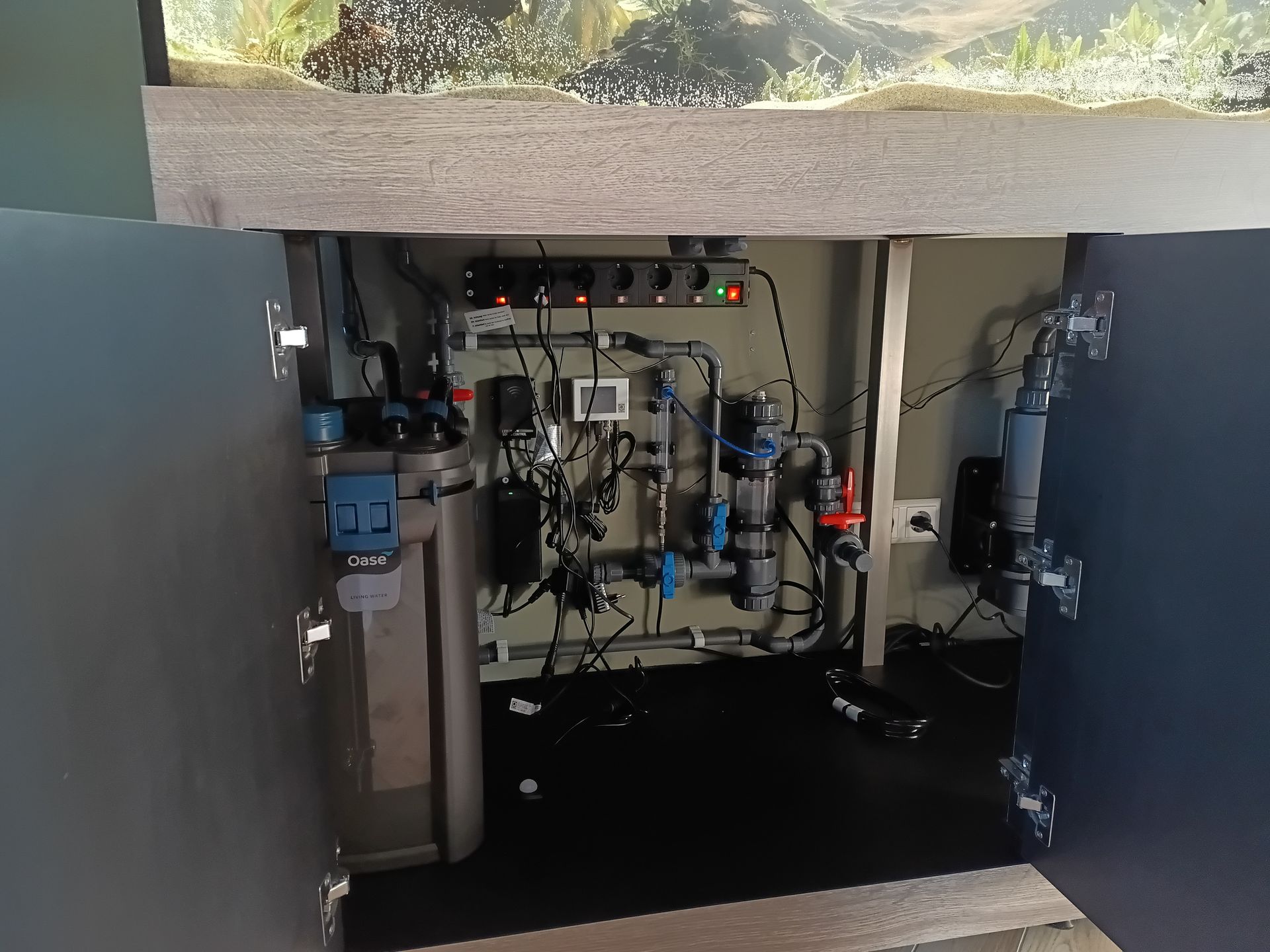 Kast met aquariumuitrusting: filters, pompen, slangen, elektrische componenten. 