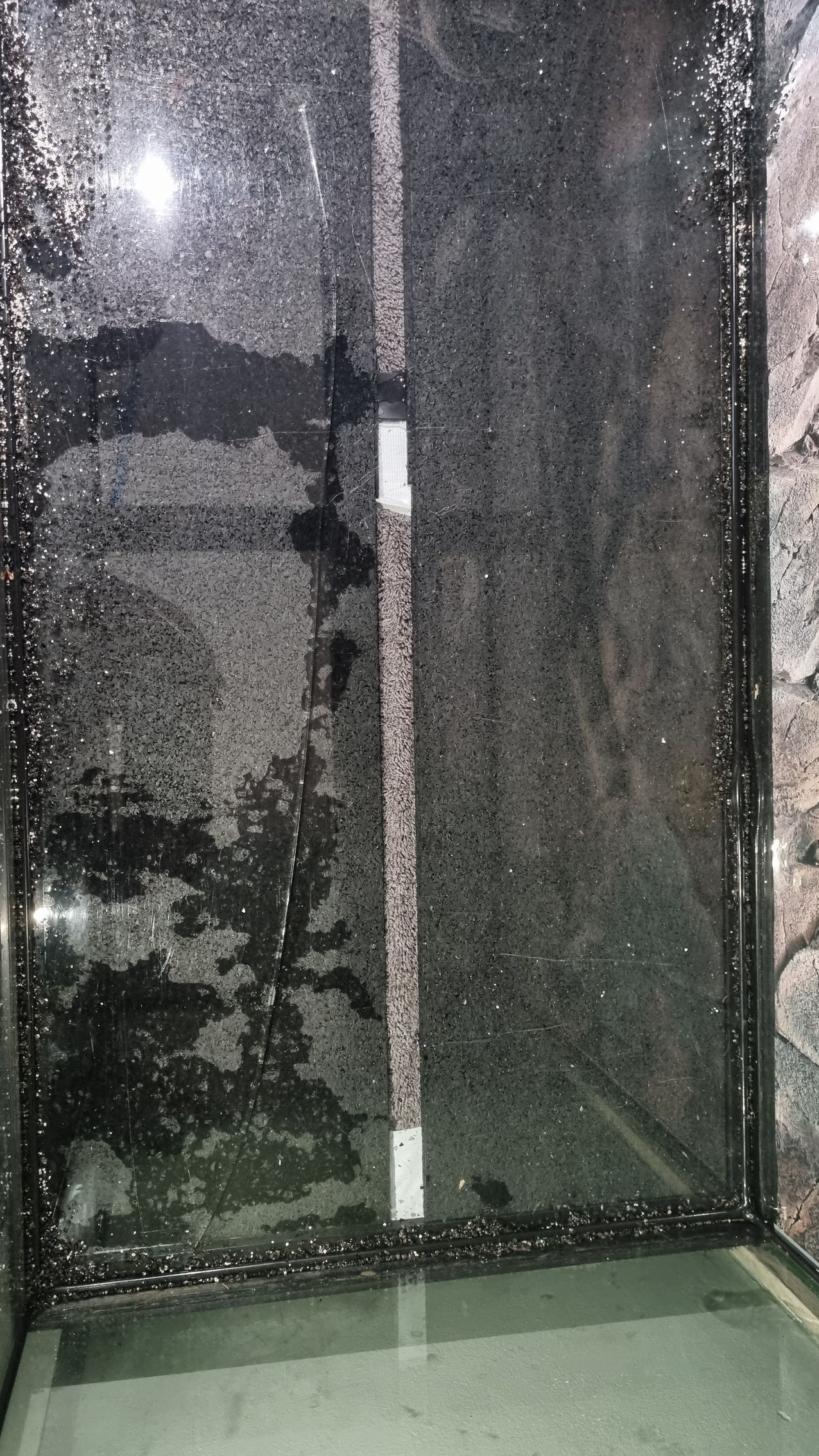 Kapotte aquarium bodemruit en kitnaad laten maken