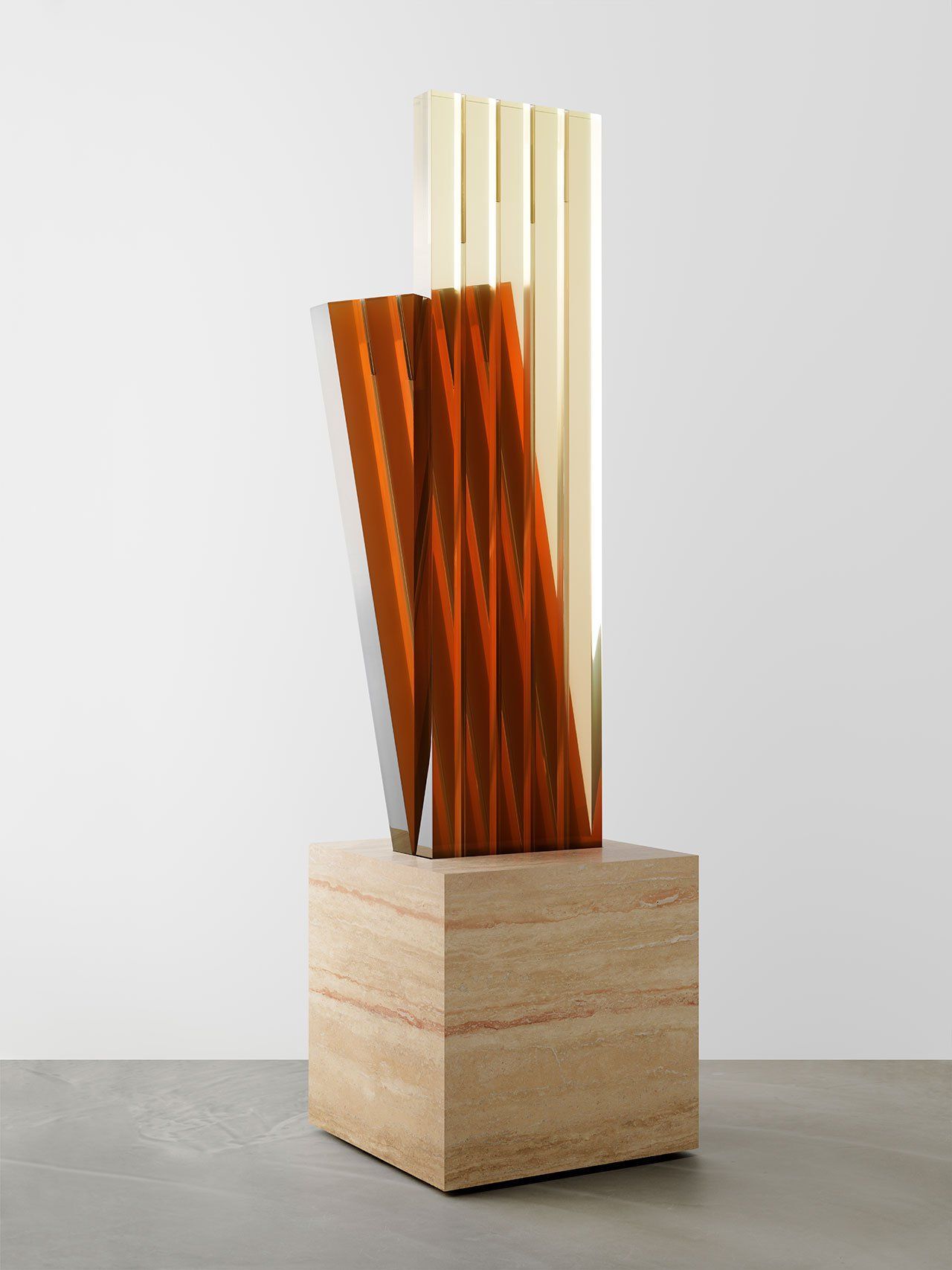 Abstract beeldhouwwerk van oranje en gouden buizen op een houten kubusvoet.