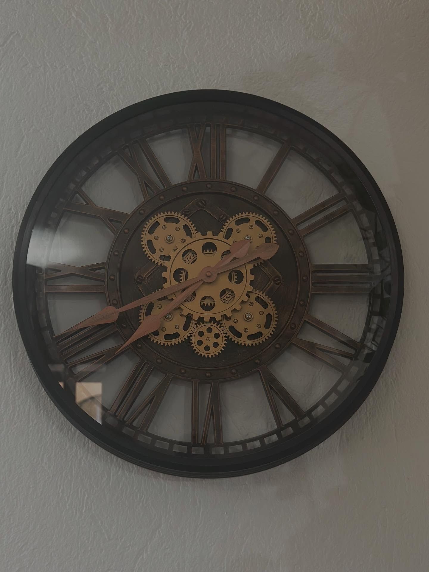 Un orologio con numeri romani e ingranaggi