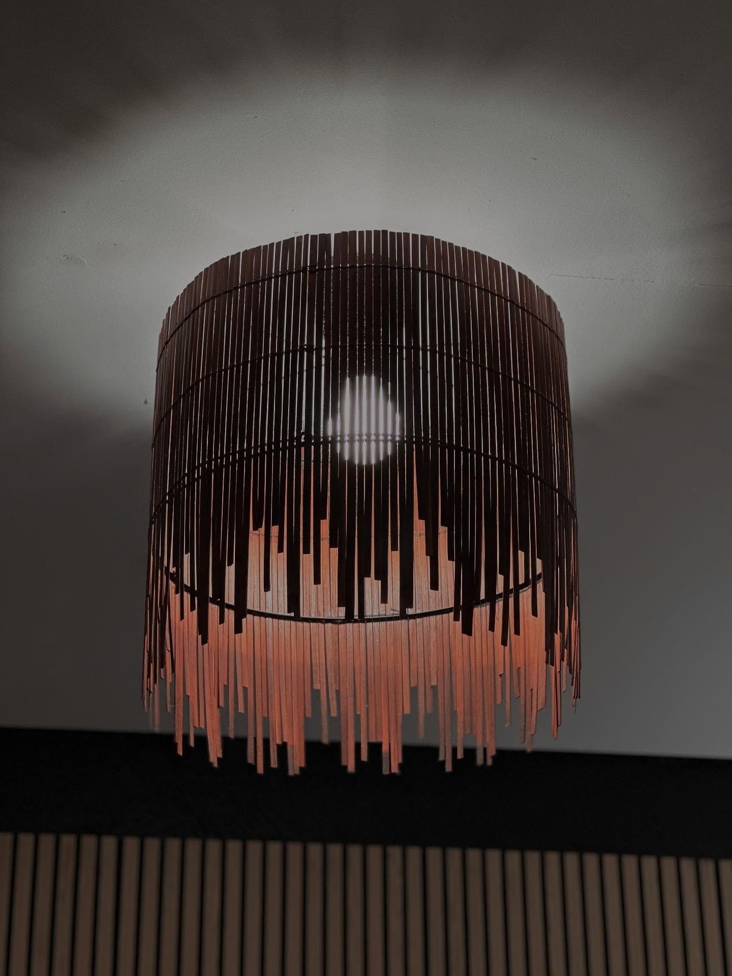 Una lampada appesa al soffitto con una luce al suo interno.