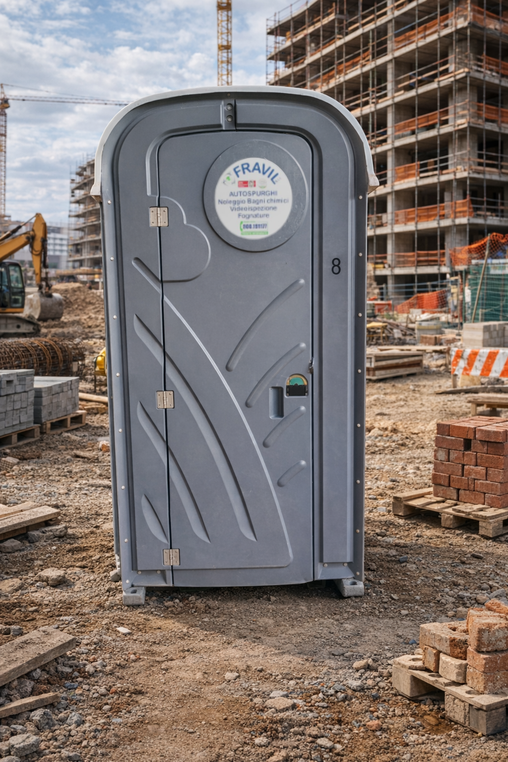 Grande camion industriale argentato sull'erba con cielo sullo sfondo.