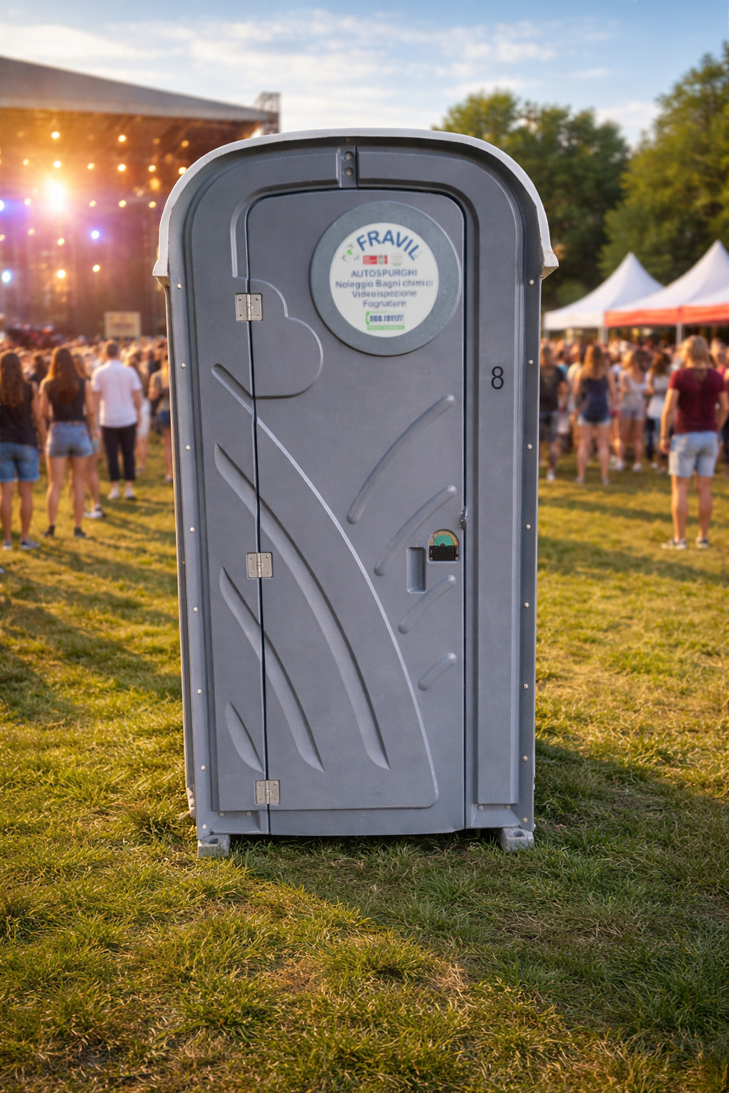 Grande camion industriale argentato sull'erba con cielo sullo sfondo.