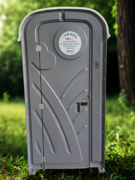 Persona che regola un termostato intelligente su una parete, in casa.