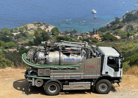 Autospurgo parcheggiata su una collina con vista sulla costa.