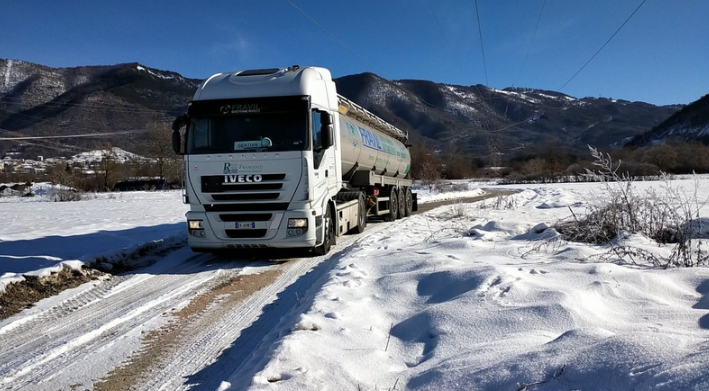 camion fravil sulla neve