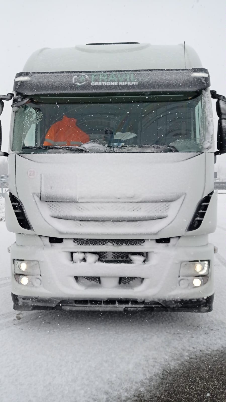 Camion bianco FRAVIL coperto di neve